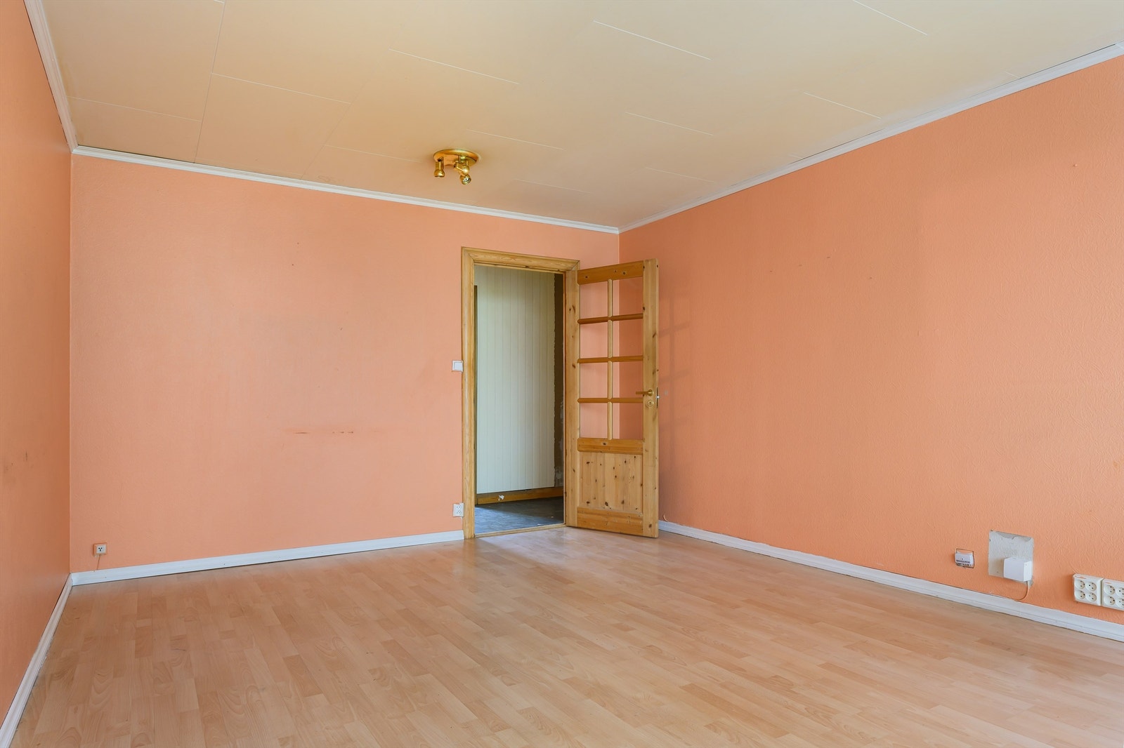 Stuen er stor med god plass til ønsket innredning. Galleribilde