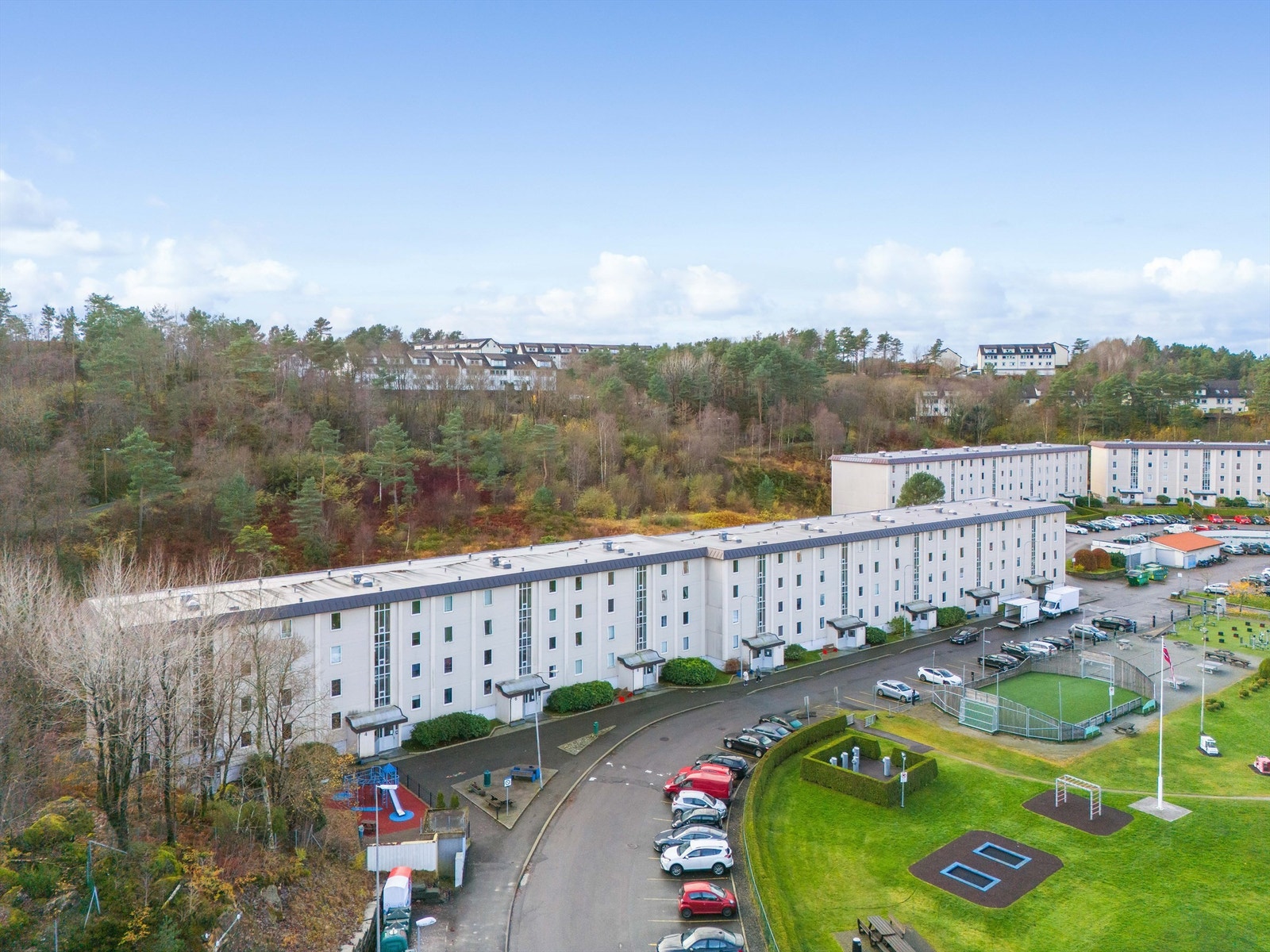 Borettslaget disponerer over 300 parkeringsplasser, og det er førstemann til mølla. Det er en parkeringsplass per andel. Galleribilde