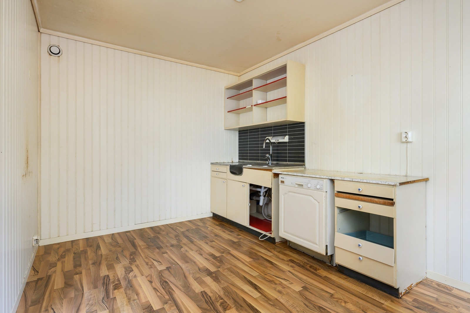 Kjøkkenrom trenger oppussing. God plass til å lage sitt drømmekjøkken. Galleribilde