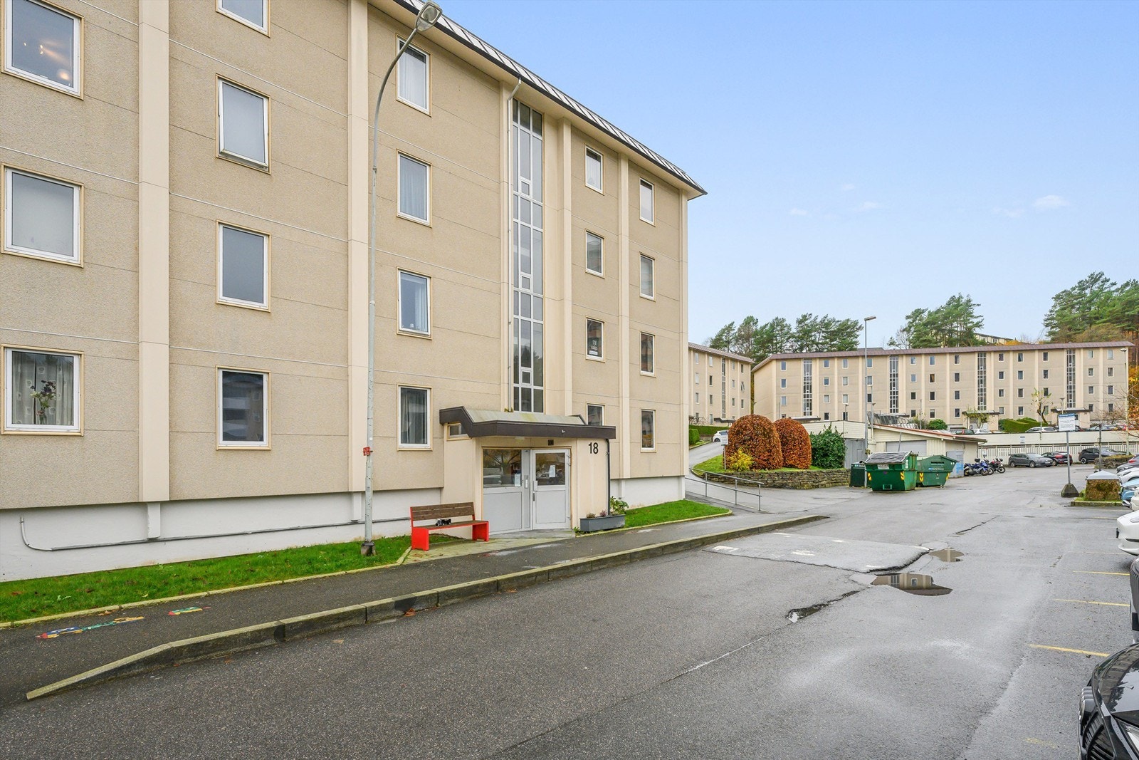 Leiligheten har en fin beliggenhet i enden av lavblokken. Galleribilde