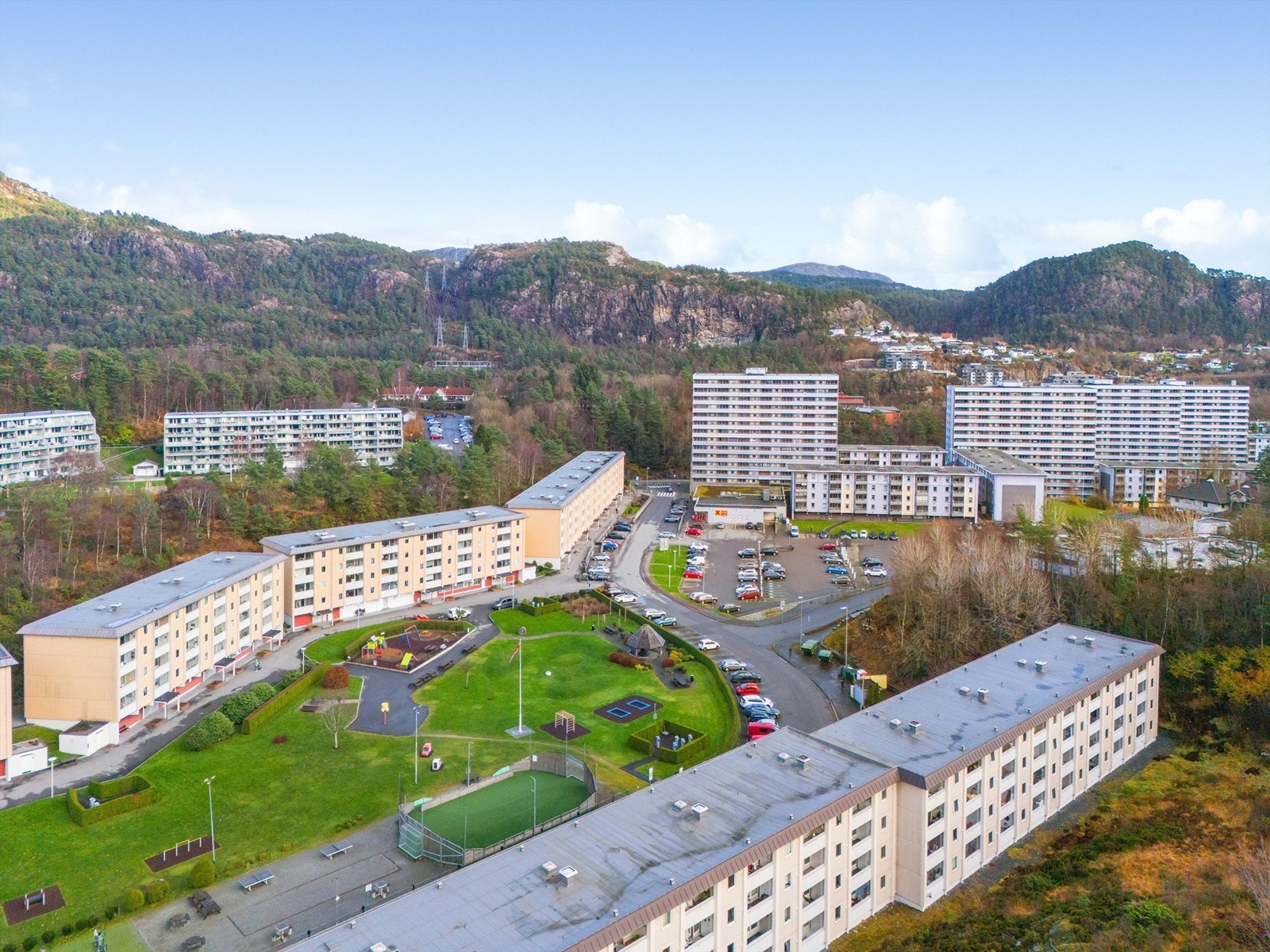 Leiligheten har en god plassering i lavblokken i Borettslaget. Galleribilde