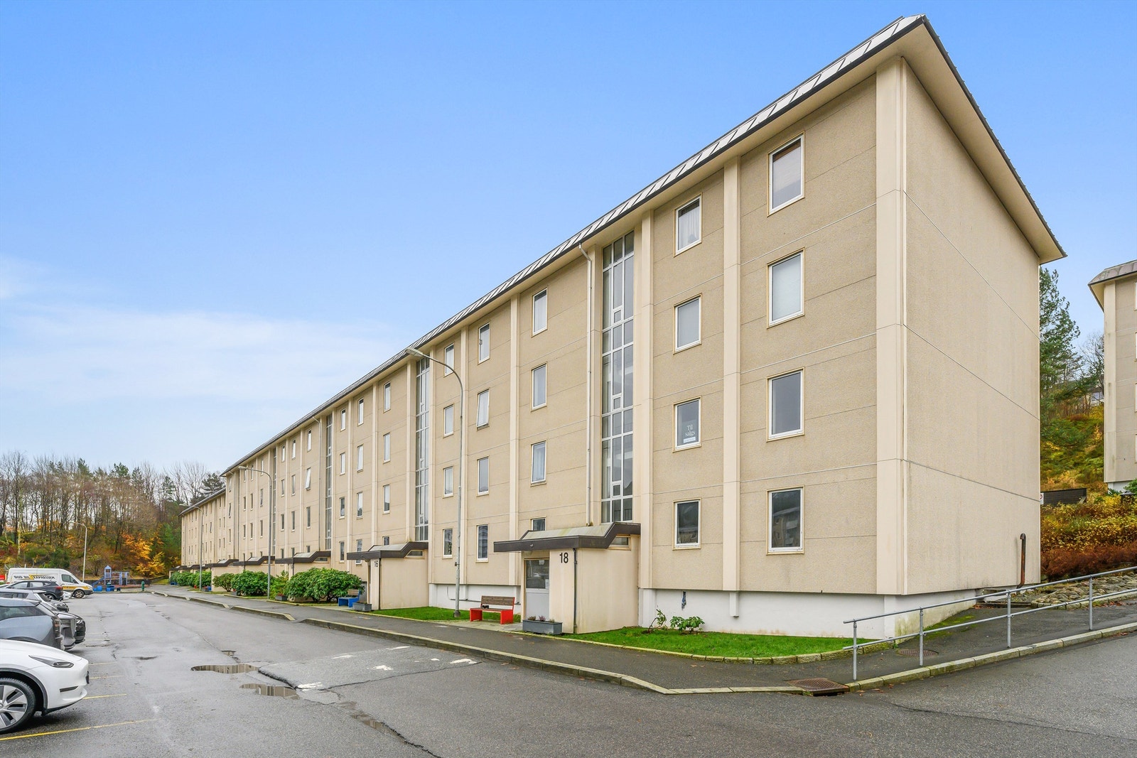 Oppussingsobjekt med 2 soverom og innglasset balkong. Leiligheten har en god beliggenhet i 2- etasje. Galleribilde