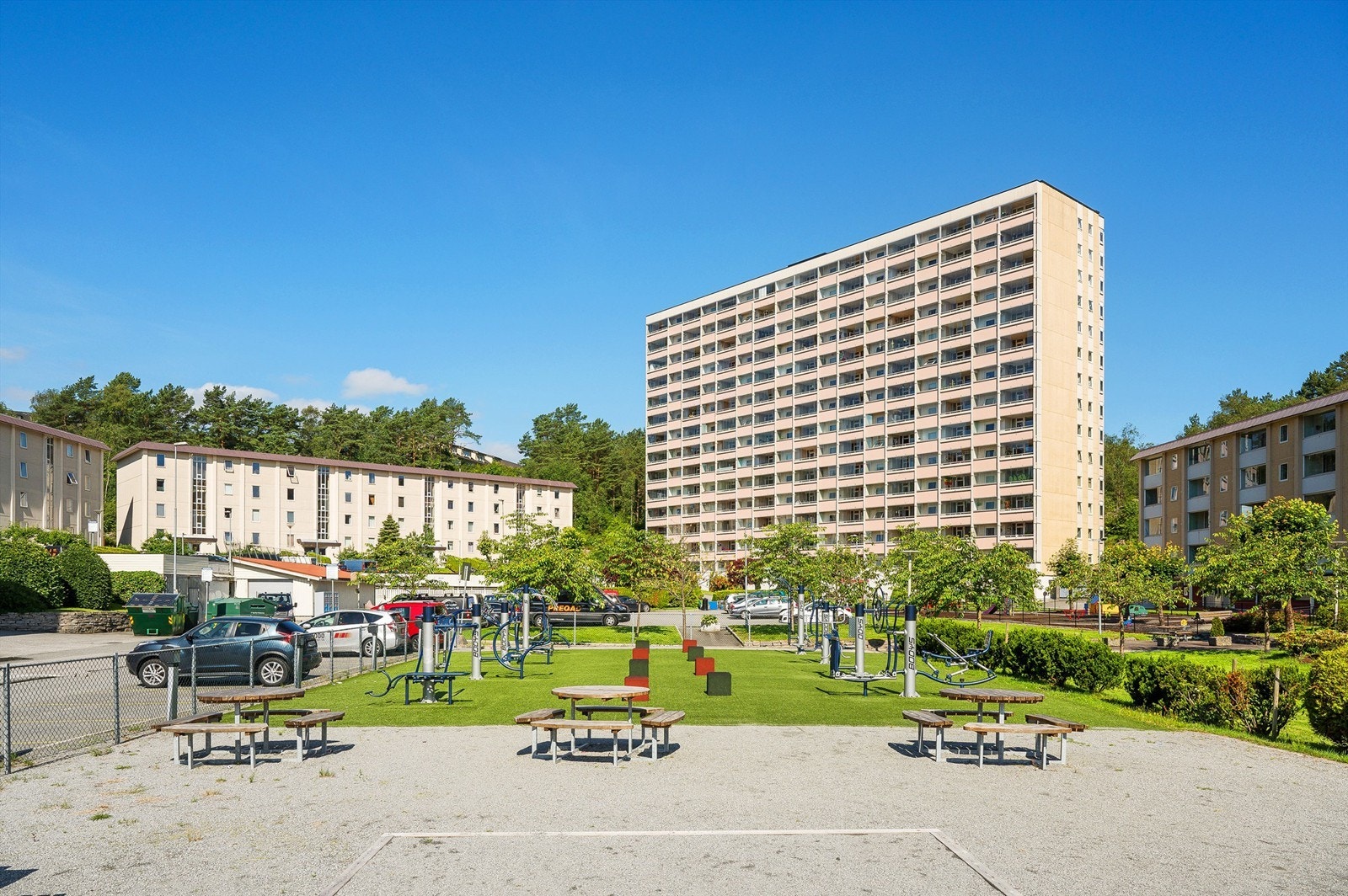 Tomten til borettslaget er meget pent opparbeidet med lekeareal, parkareal og sittegrupper. Her kan barna leke i trygge omgivelser. Galleribilde