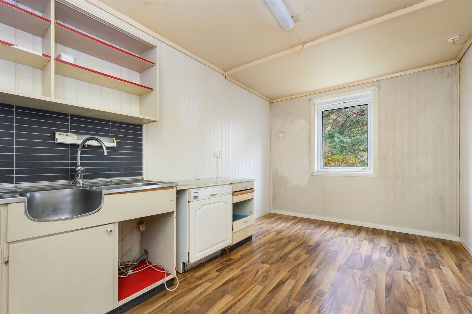 Kjøkkenrom trenger oppussing. God plass til å lage sitt drømmekjøkken. Galleribilde