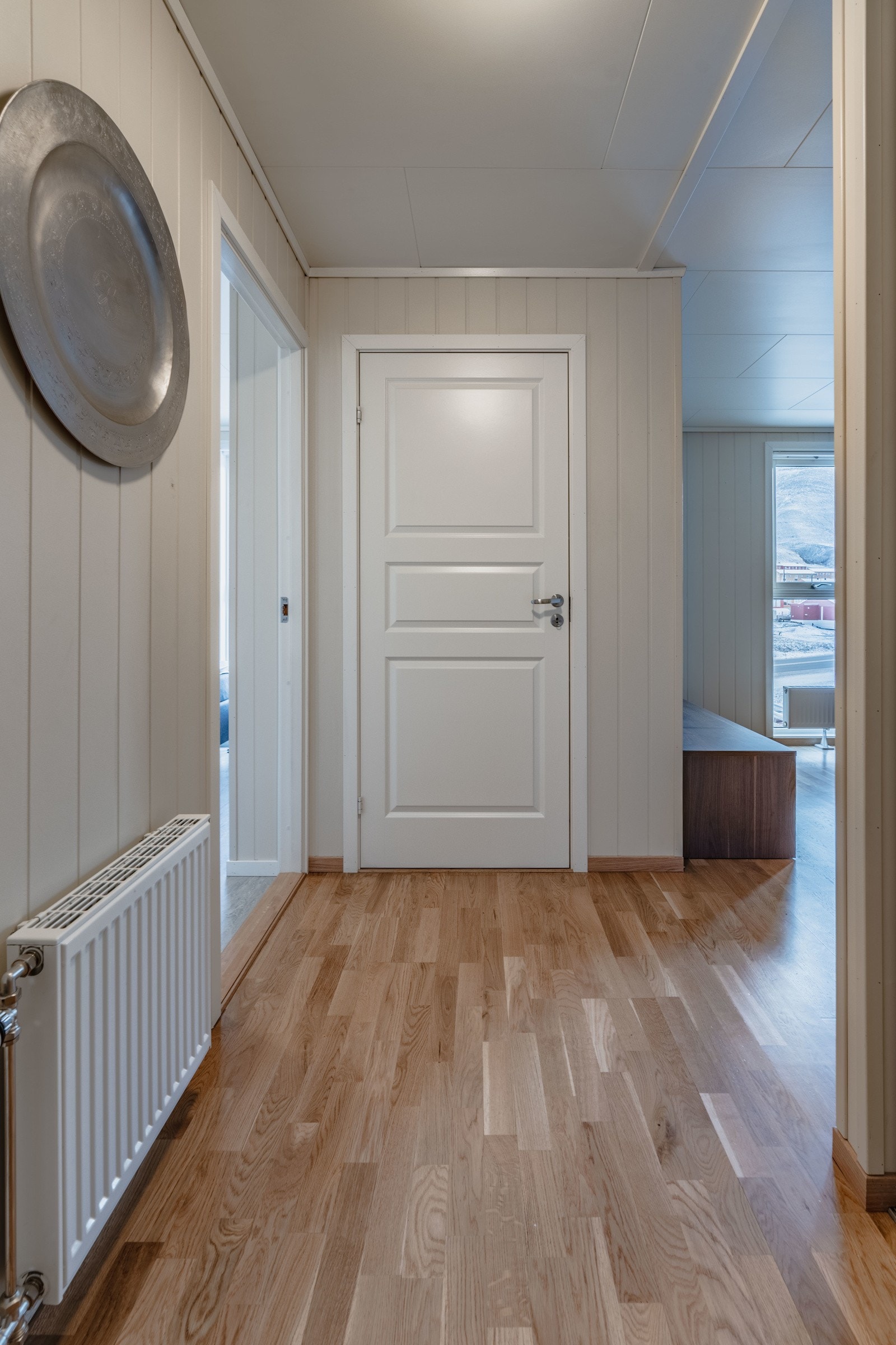 Fra inngangspartiet ledes du videre til stue/kjøkken, bod, soverom og bad Galleribilde