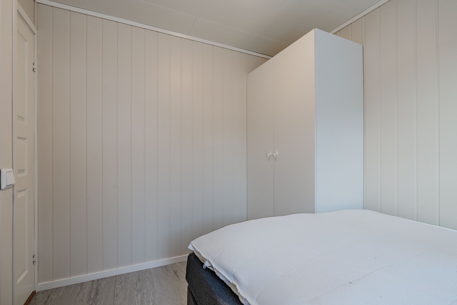 Her er det plass til både dobbeltseng og garderobe Galleribilde