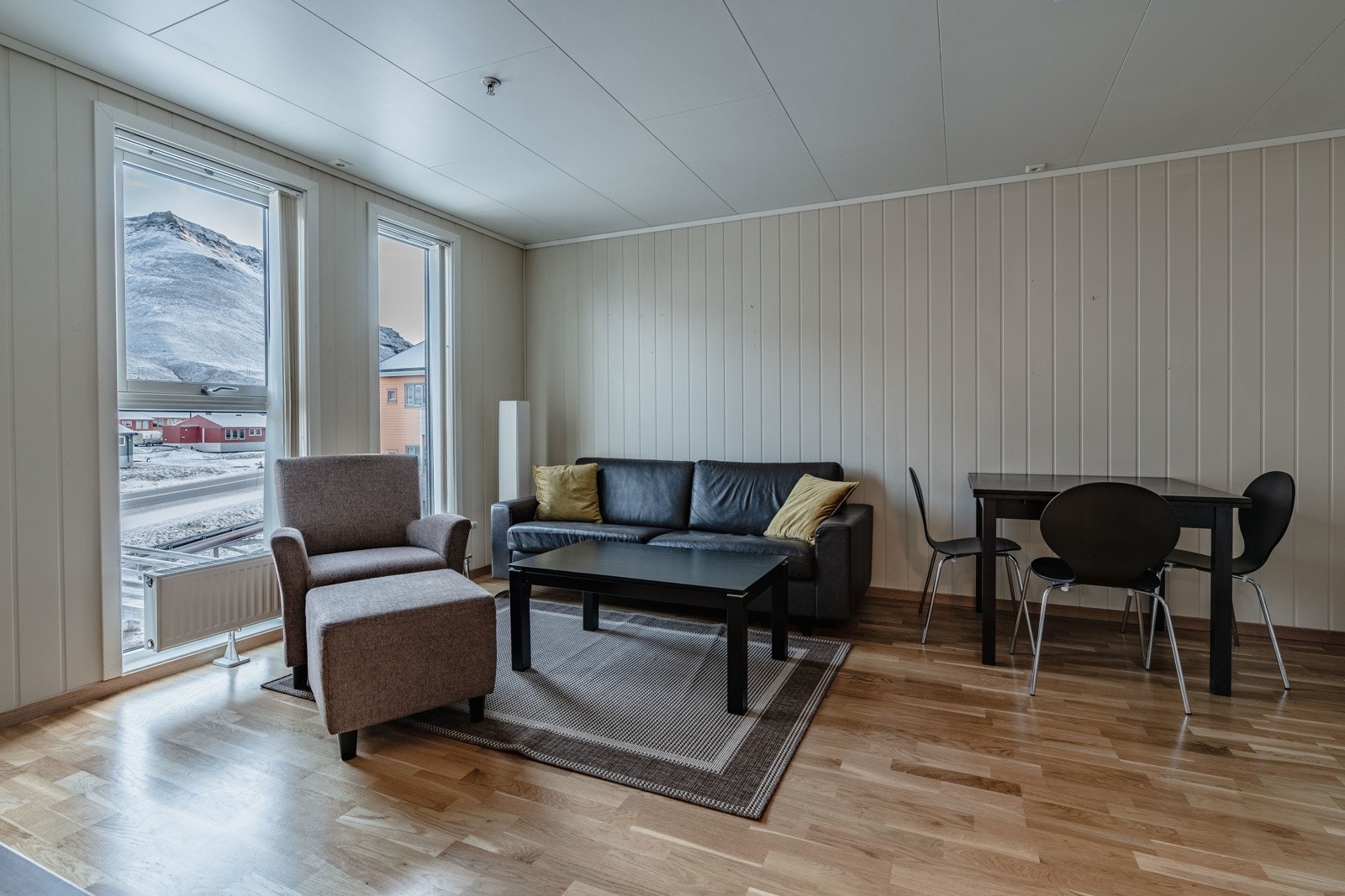 Stua er lys med gode vindusflater Galleribilde