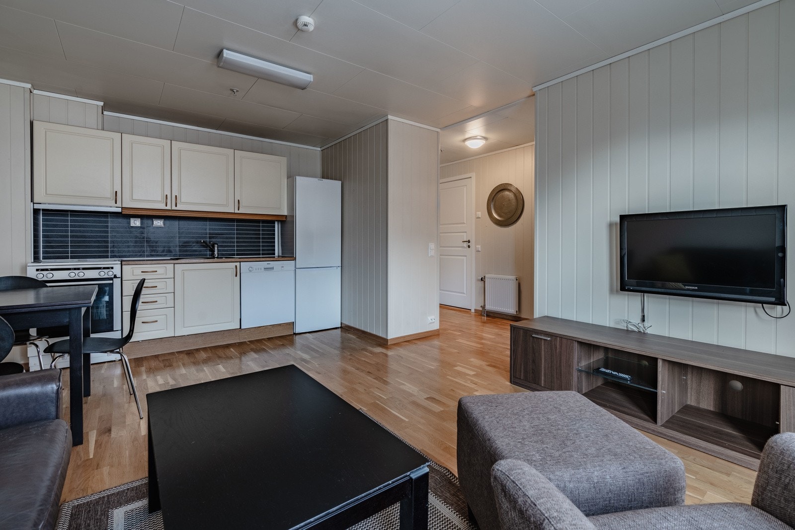 Stue og kjøkken er i åpen løsning Galleribilde