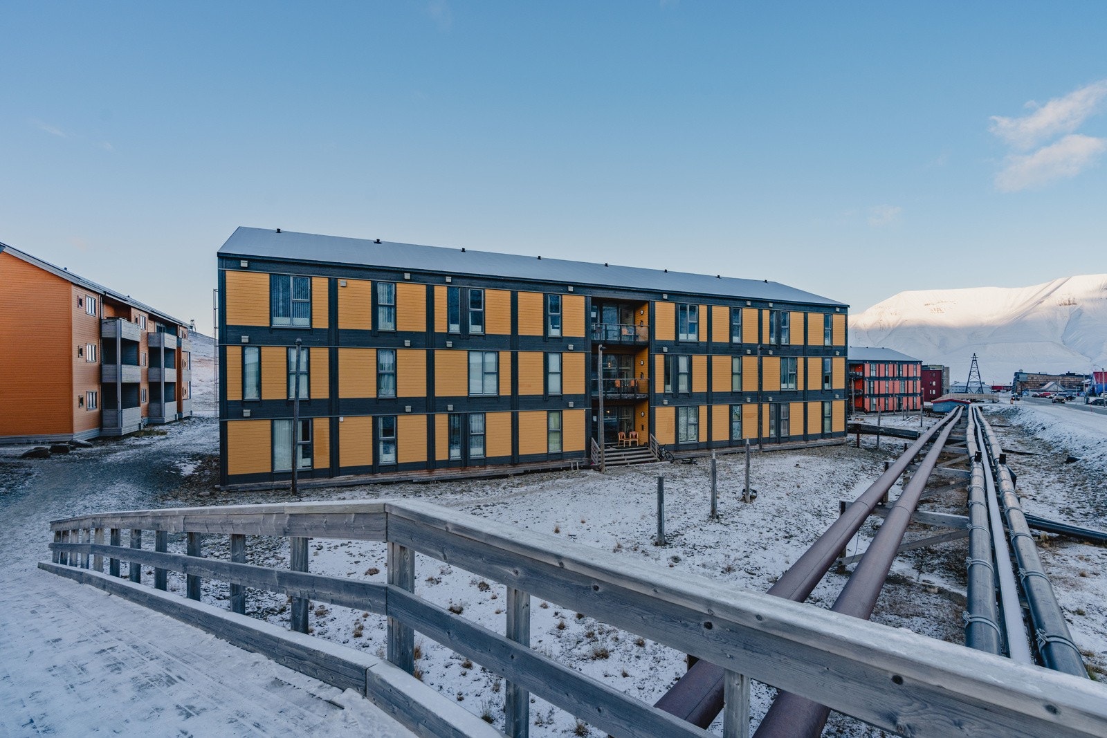 Storhaug + Partnere AS har gleden av å presentere denne flotte eiendomsporteføljen beliggende på Elveslette i Longyearbyen sentrum. Galleribilde