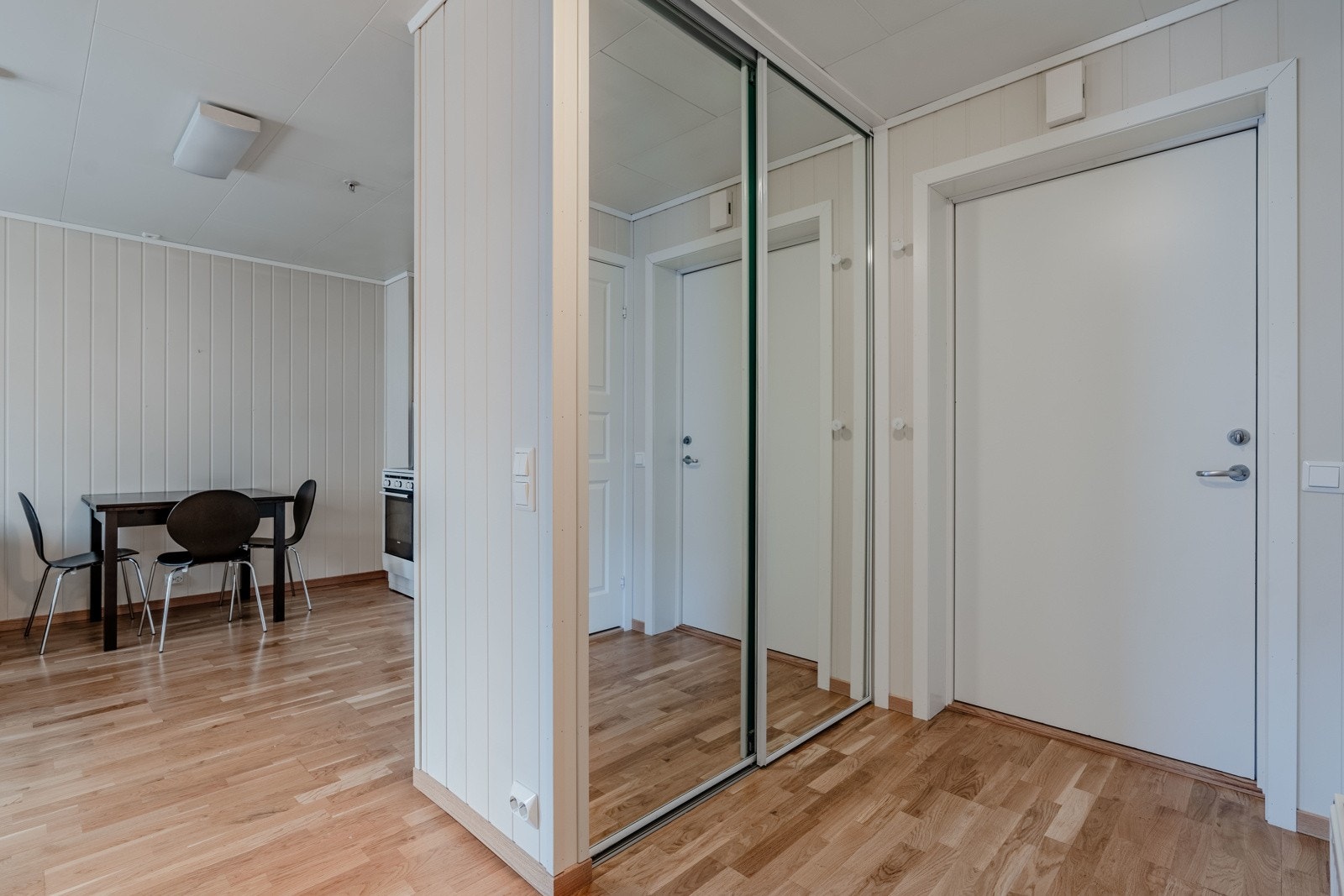 Fra gangen ledes du videre til stue/kjøkken, bad, bod og soverom Galleribilde