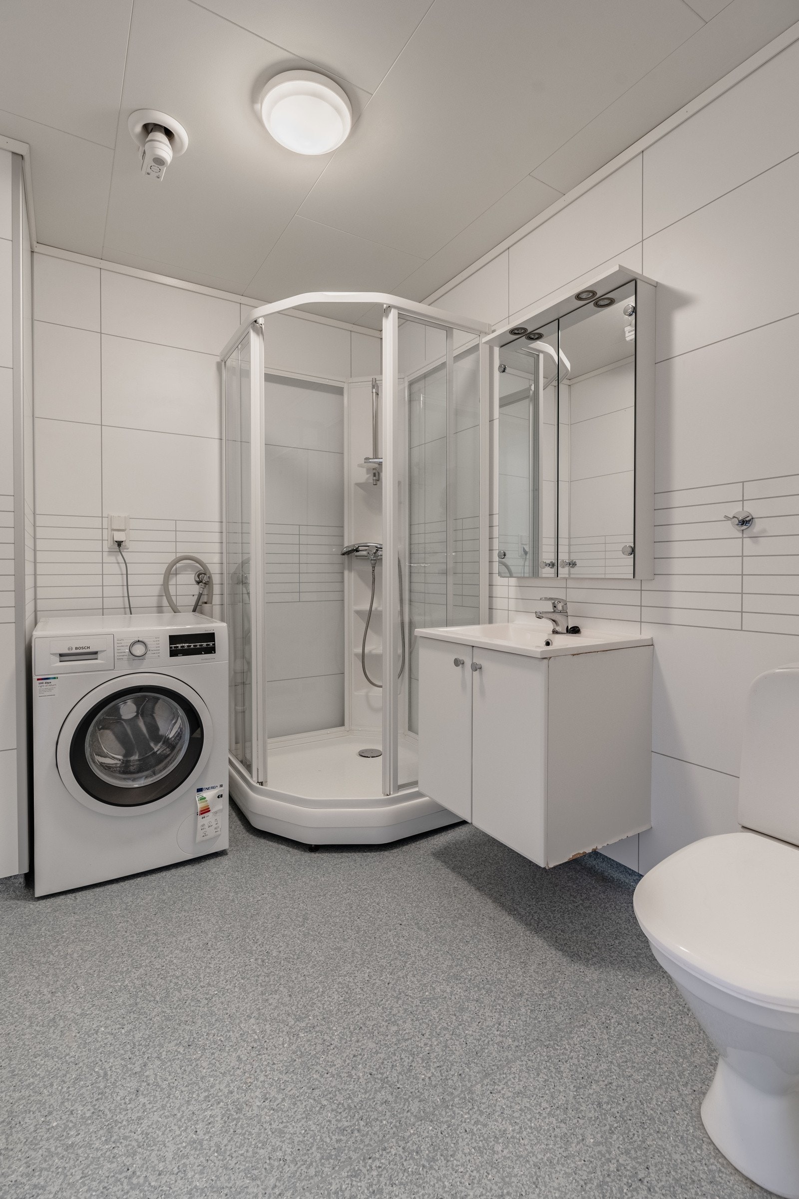 Badet er praktisk med opplegg for vaskemaskin og tørketrommel Galleribilde