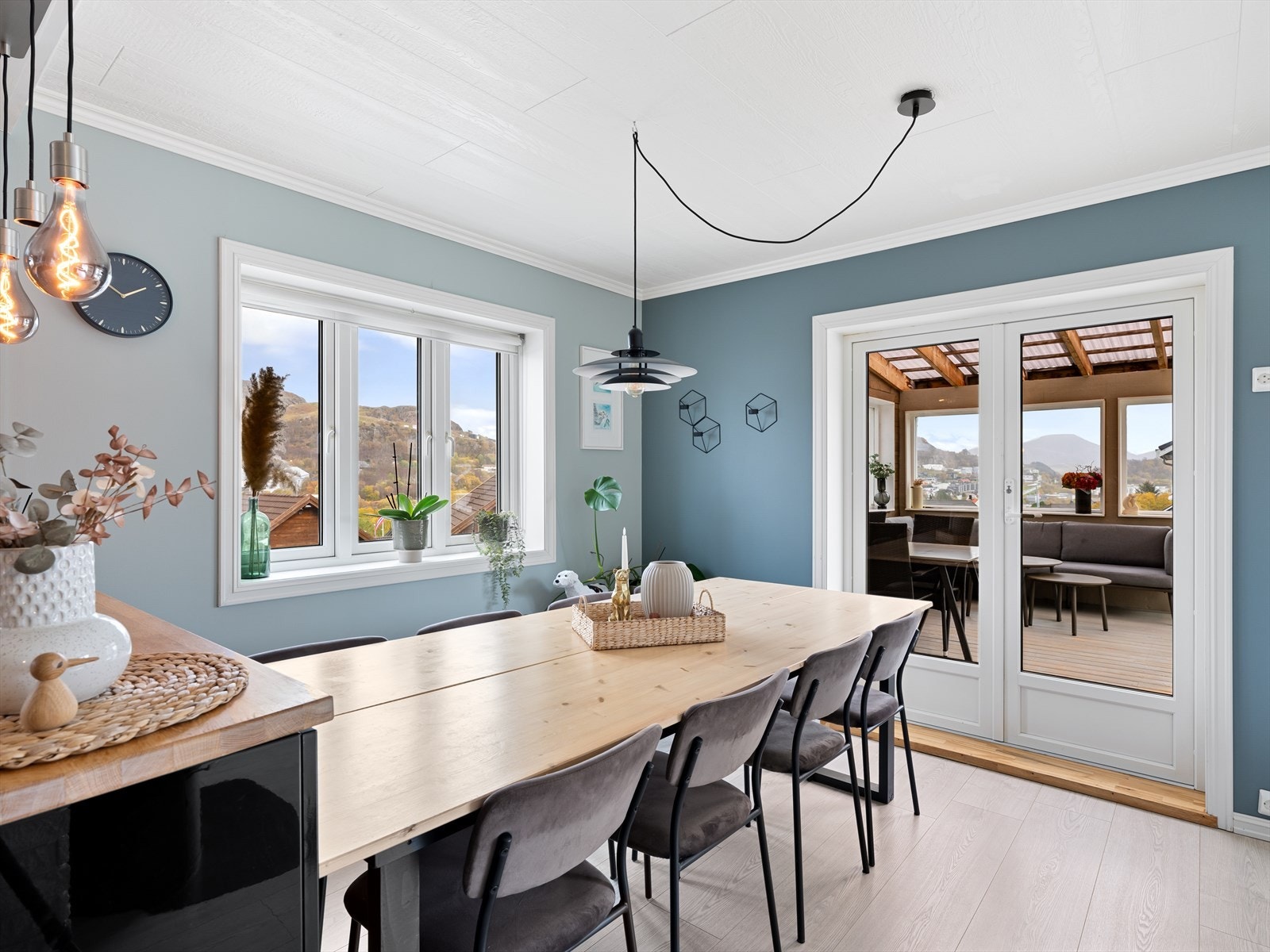 Fra kjøkkenet er det glassdør ut til hagestue og terrasse. Galleribilde