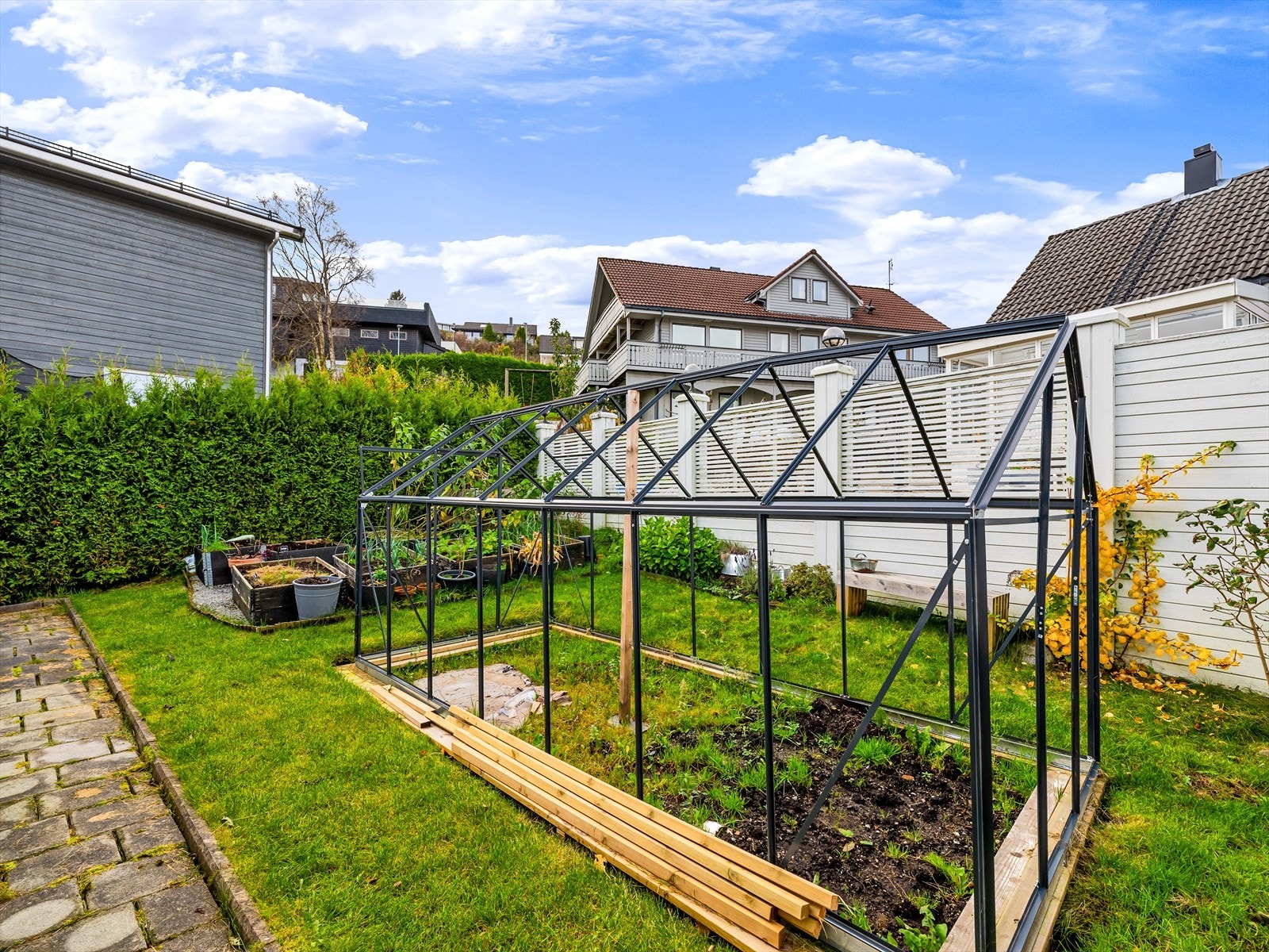 Hageområde utenfor inngangen til huset Galleribilde