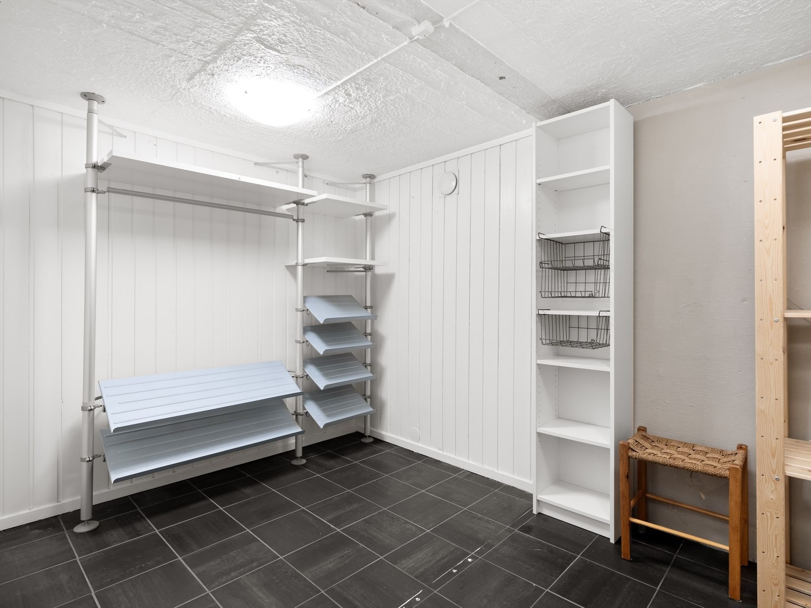 Bod med god lagringsplass og praktisk garderobesystem. Galleribilde
