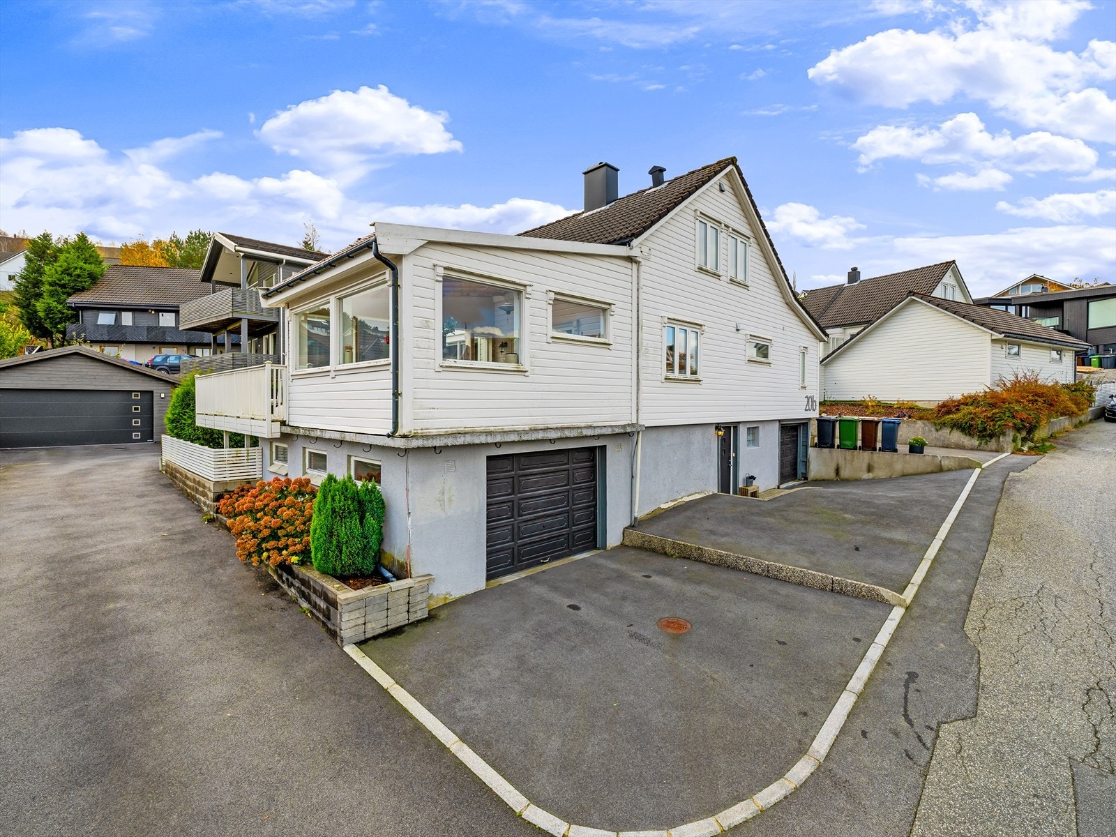 Det er to garasjer tilhørende huset Galleribilde