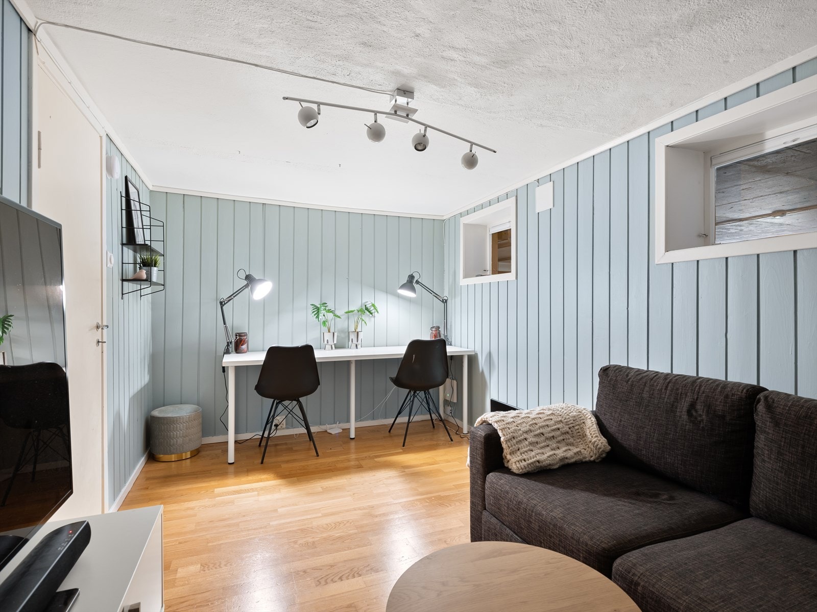 TV- stue med parkett på gulv, malte panelvegger.
( Ikke godkjent til varig opphold) Galleribilde