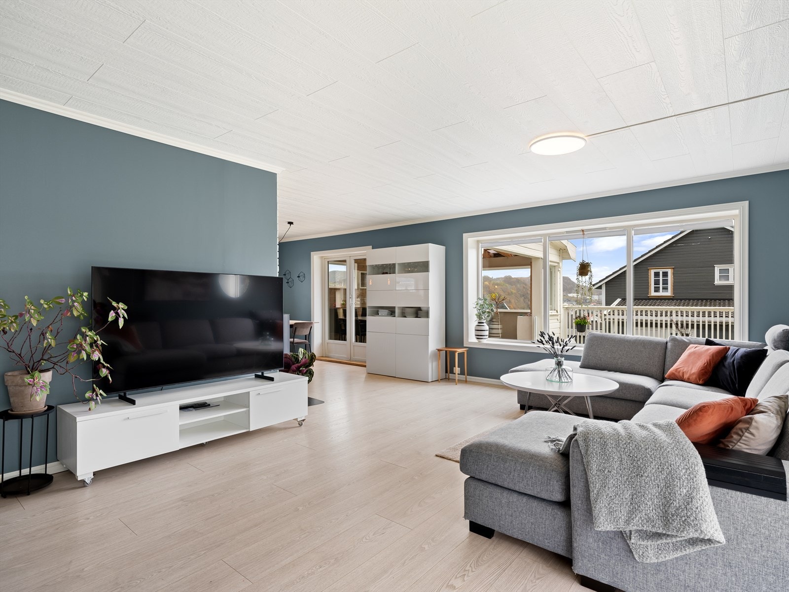 Lys laminat på gulv og malte gipsvegger. Galleribilde