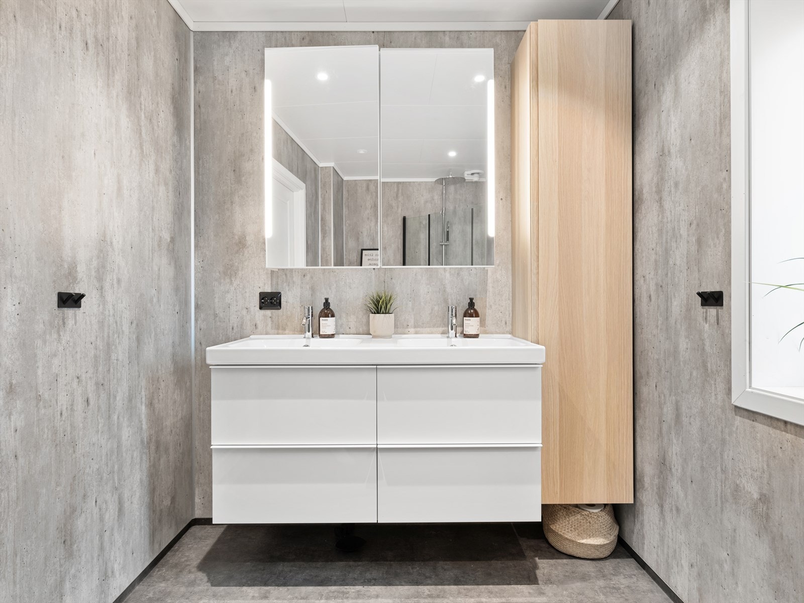 Bad oppusset i 2021 med dobbel vask i seksjon. Speil med belysning og vegghengt skap til oppbevaring. Spotter i tak og varmekabler i gulv. Galleribilde