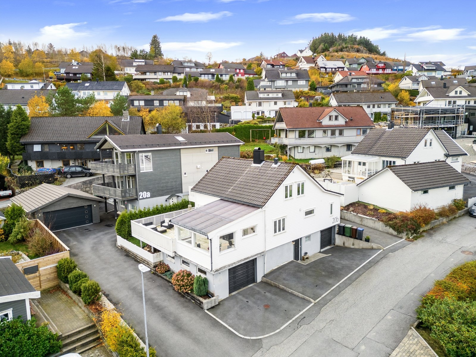 Opparbeidet tomt med plass til flere biler. Asfaltert gårdsrom. Terrasse og hage. Flott utsikt! Galleribilde