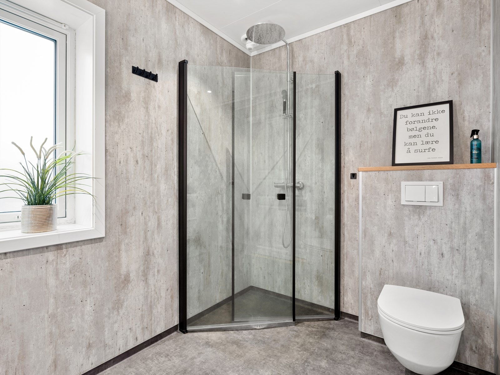 Dusj m/fleksible dusjdører og vegghengt wc Galleribilde