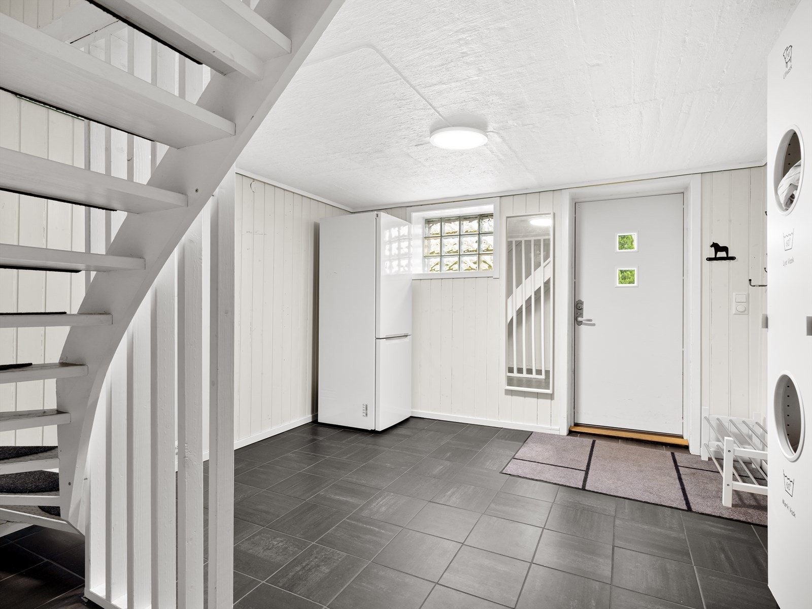 Gangen er romslig og har god lagringplass Galleribilde