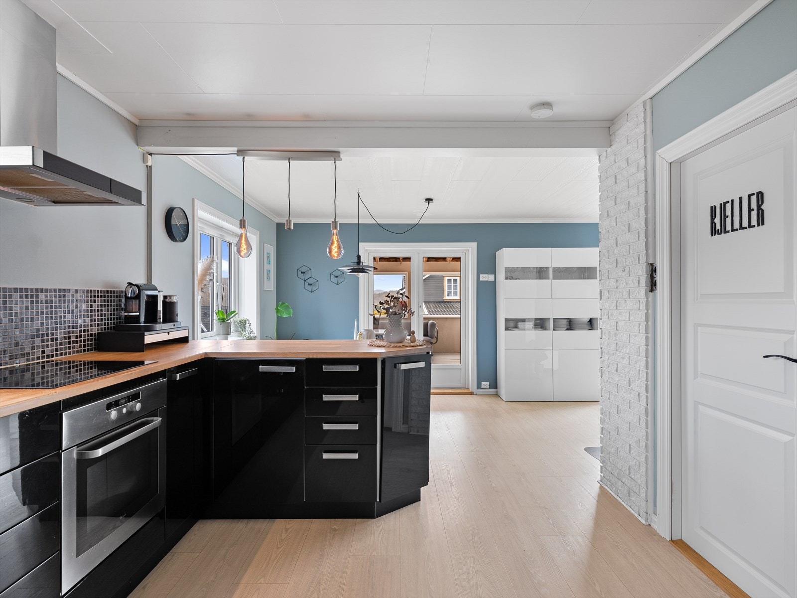 Dør ned til U.etg fra kjøkken Galleribilde