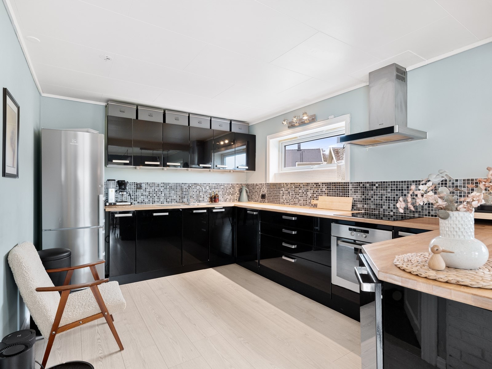 Fliser og belysning over benk. Galleribilde