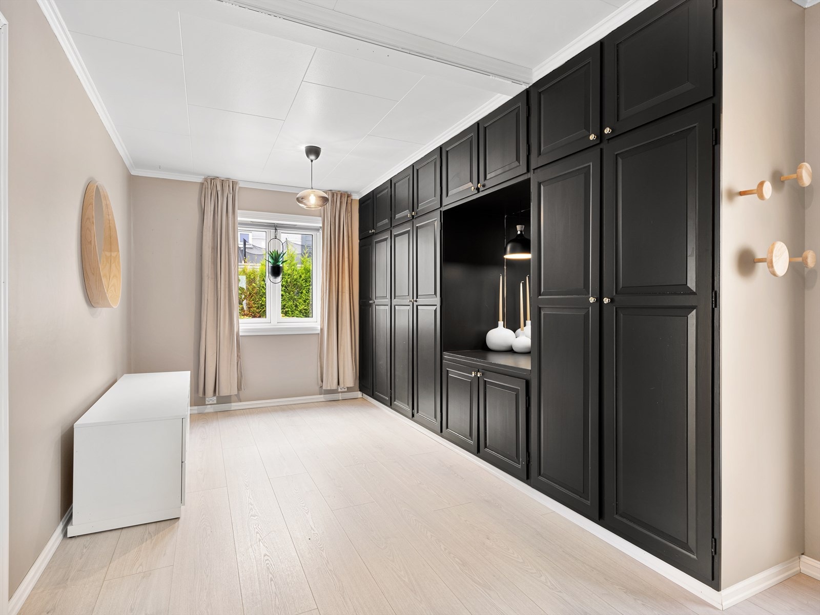 Entre/hall med pen laminat på gulv og veldig bra garderobeplass. Galleribilde