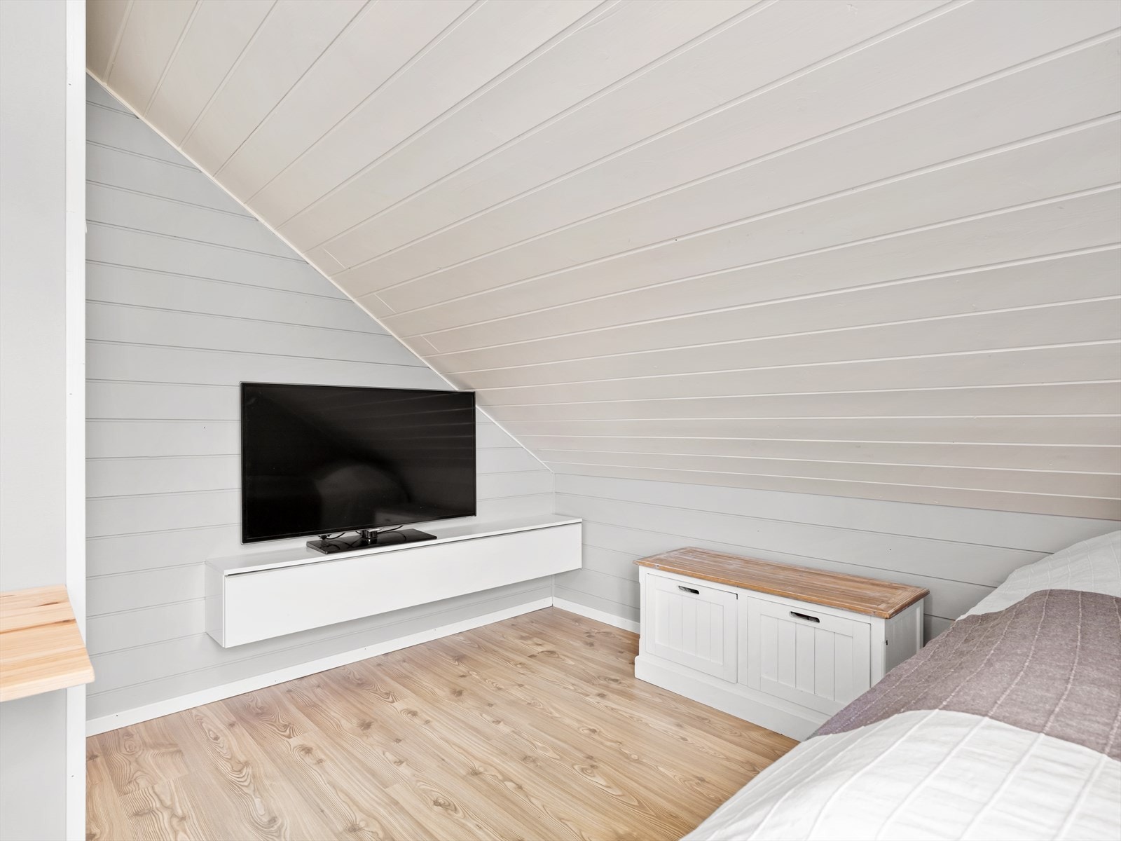 I perioden 2015-2016 er det byttet gulv med varme- og lydisolerende 3 mm plater Galleribilde