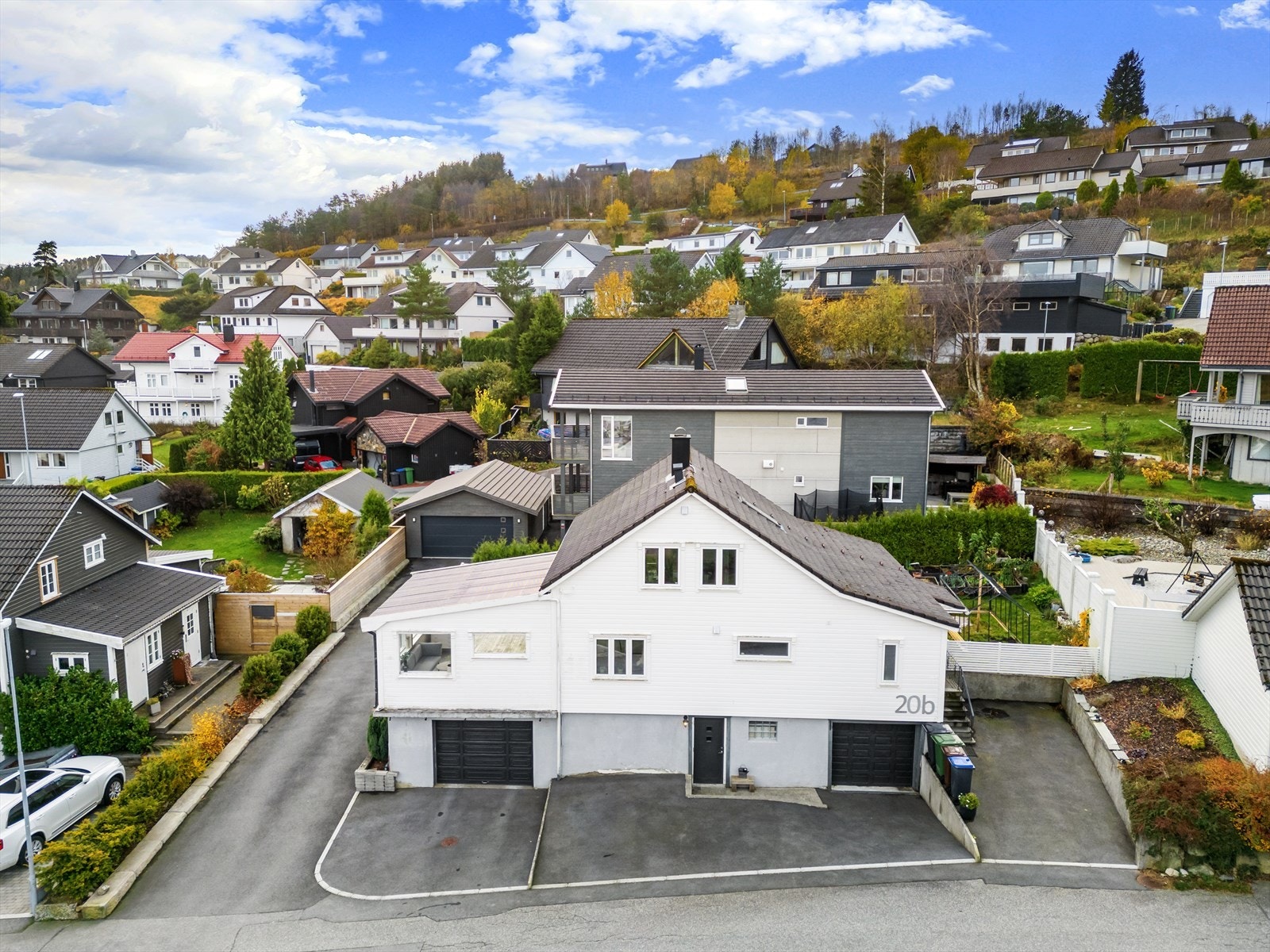 Opparbeidet tomt med plass til flere biler. Asfaltert gårdsrom. Galleribilde