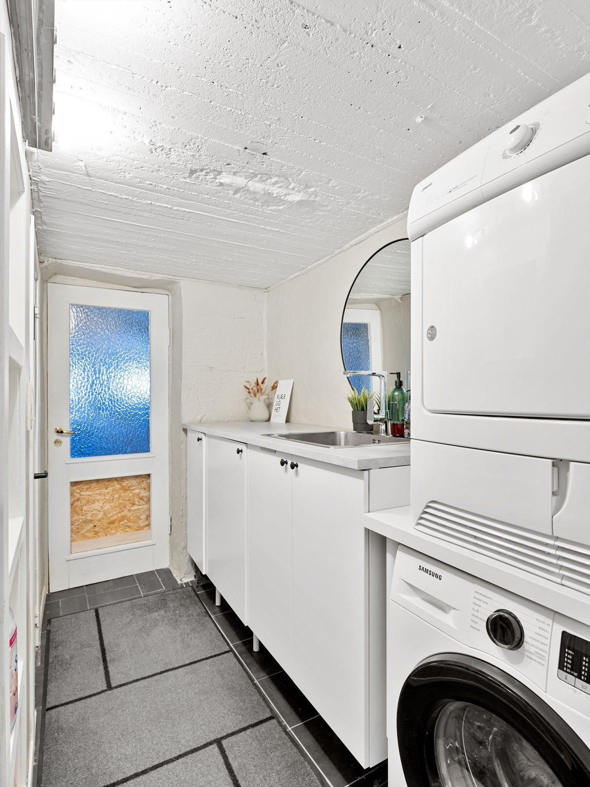 Vaskerom ned lagringsplass i skap og utslagsvask. Direkte utgang til garasje. Galleribilde