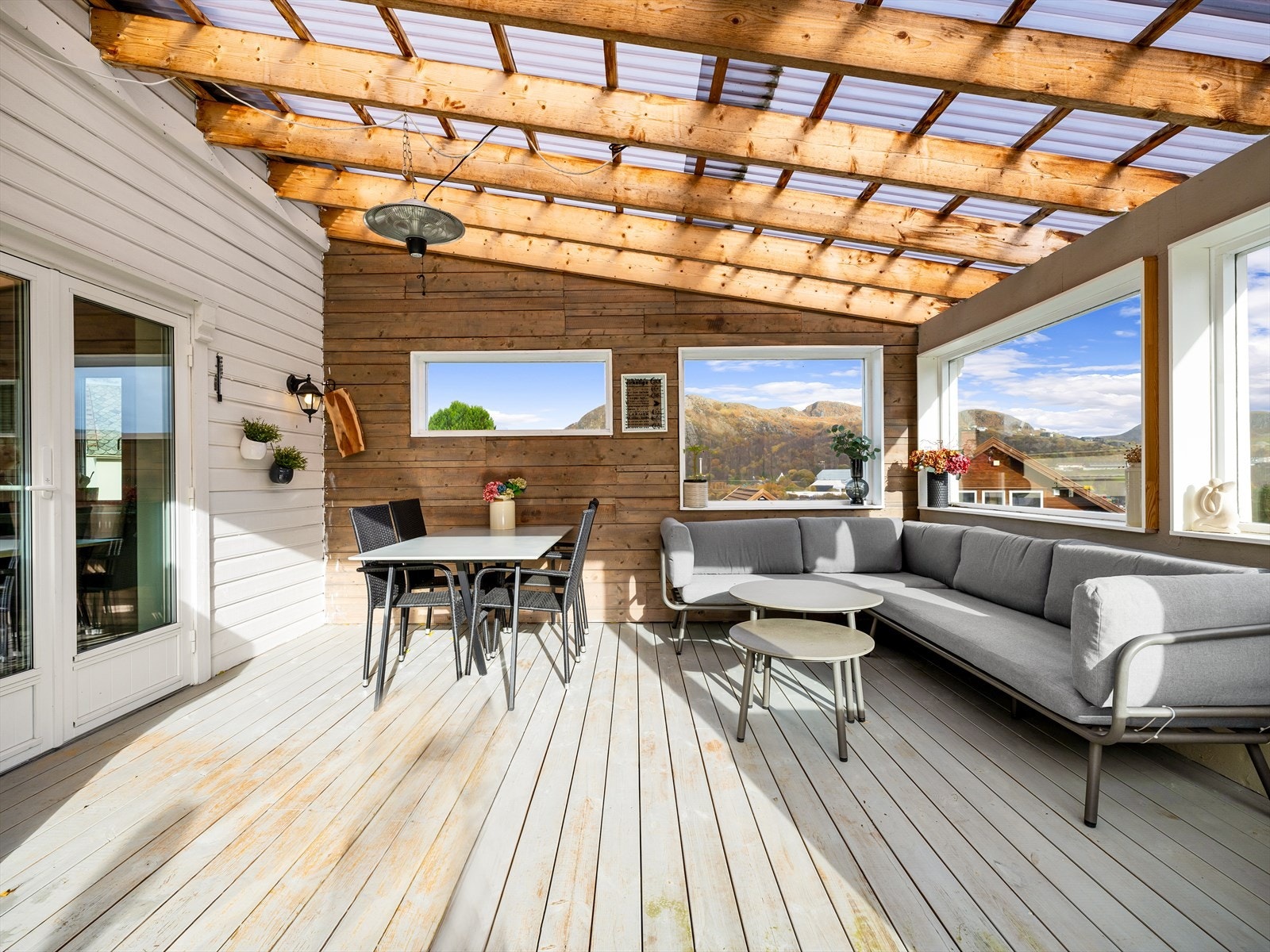 Hagestue ut fra kjøkkensonen Galleribilde