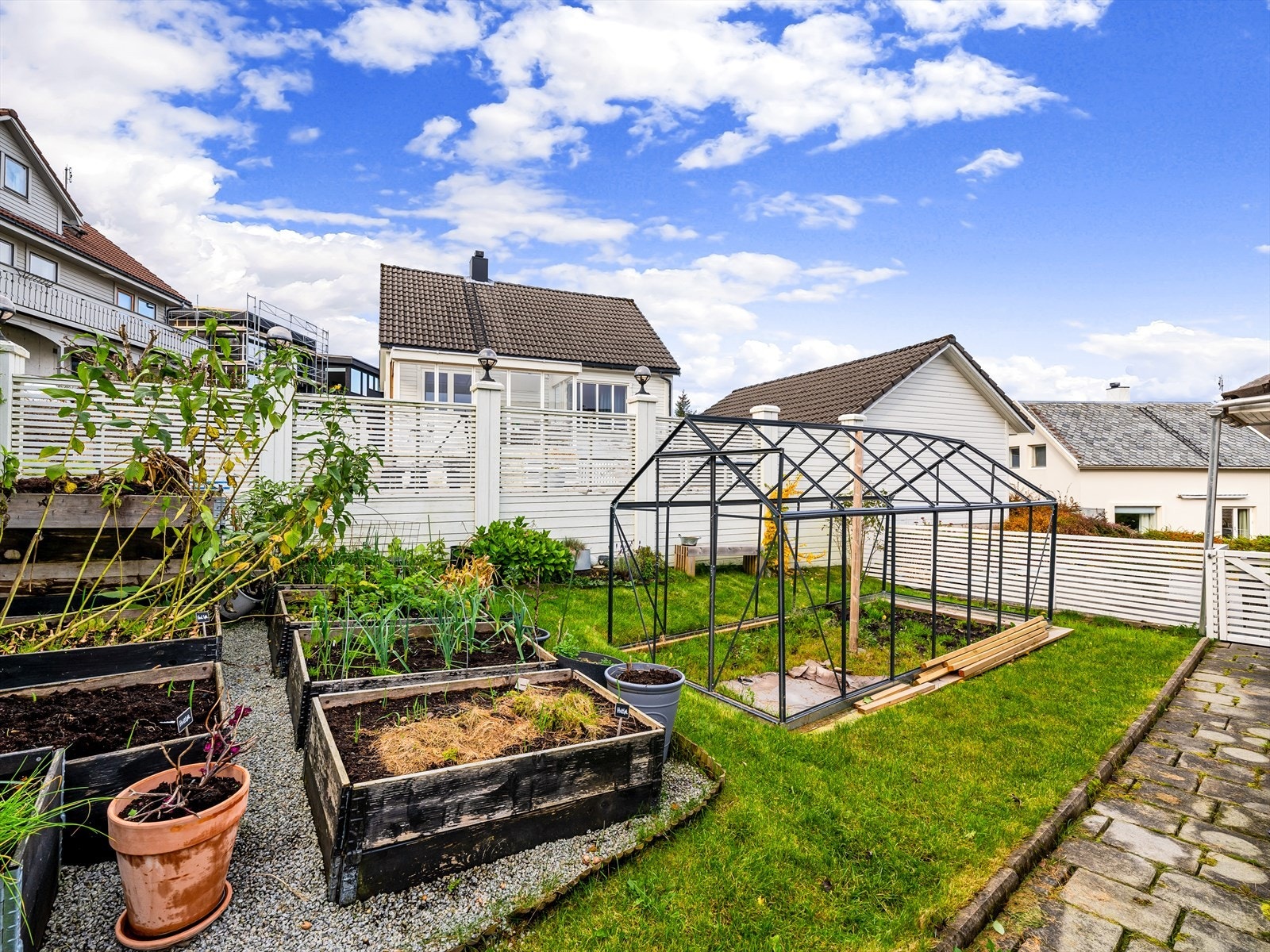 Hage med plass til hobbyer Galleribilde