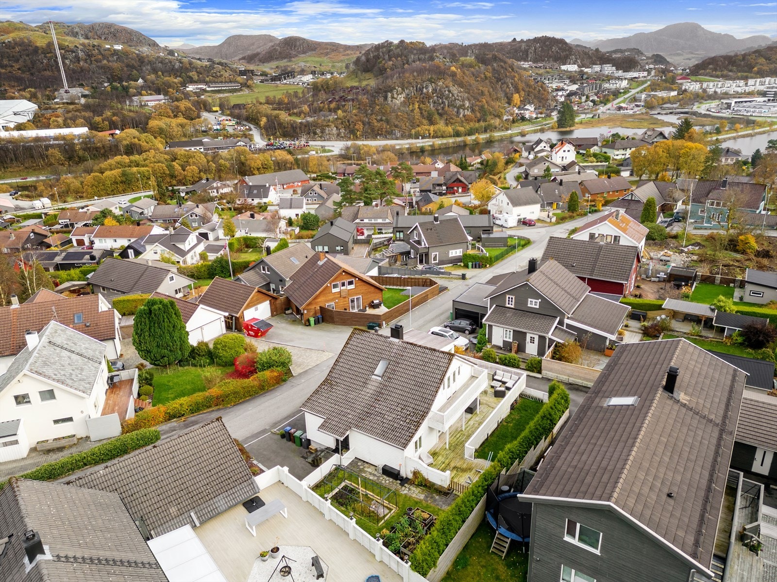 Beliggende på Opstad i et etablert og rolig boligområde. Galleribilde