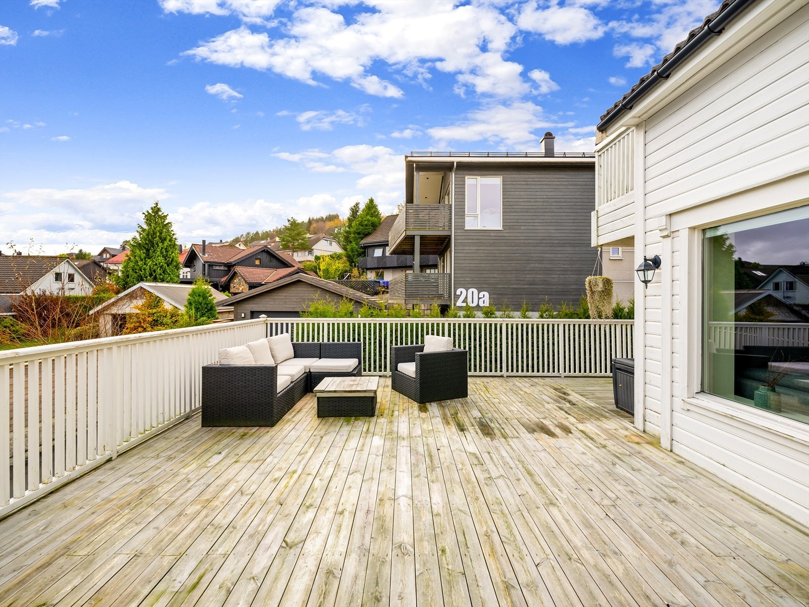 Stor terrasse med rekkverk rundt Galleribilde