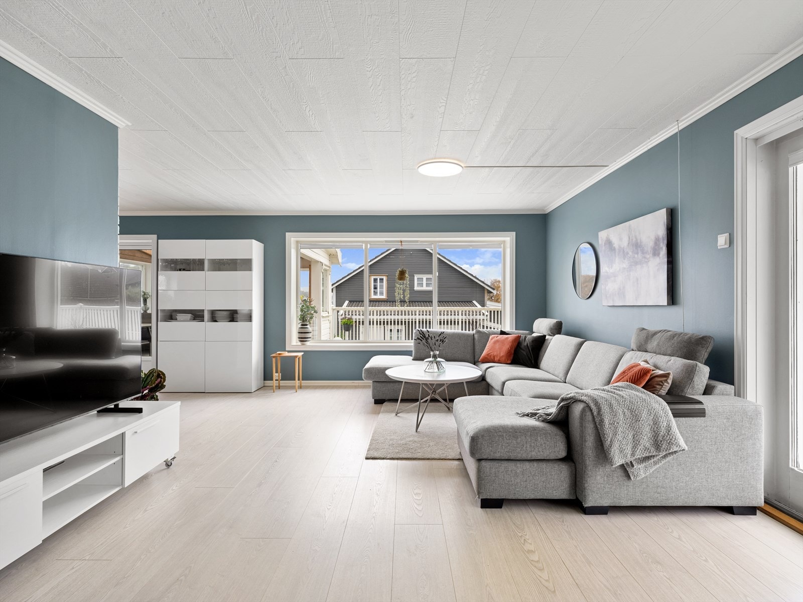 Stua er romslig med store vinduer som gir mye lys inn, og flott utsikt! Galleribilde