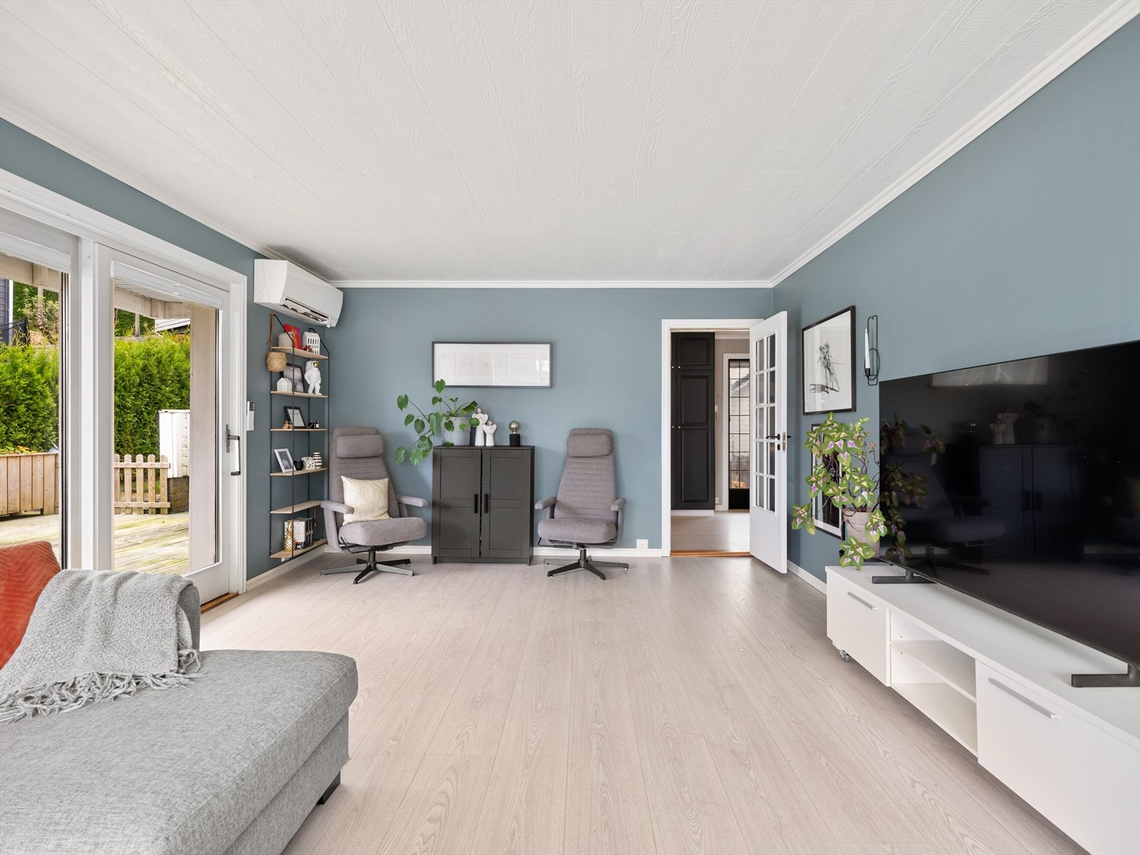 Romslig vinkelstue med utgang til terrasse. Galleribilde