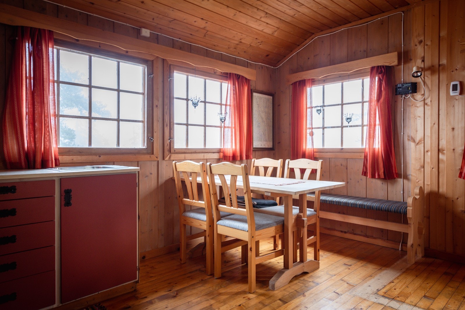 Stua er romslig nok for både spisebord og sofagruppe Galleribilde