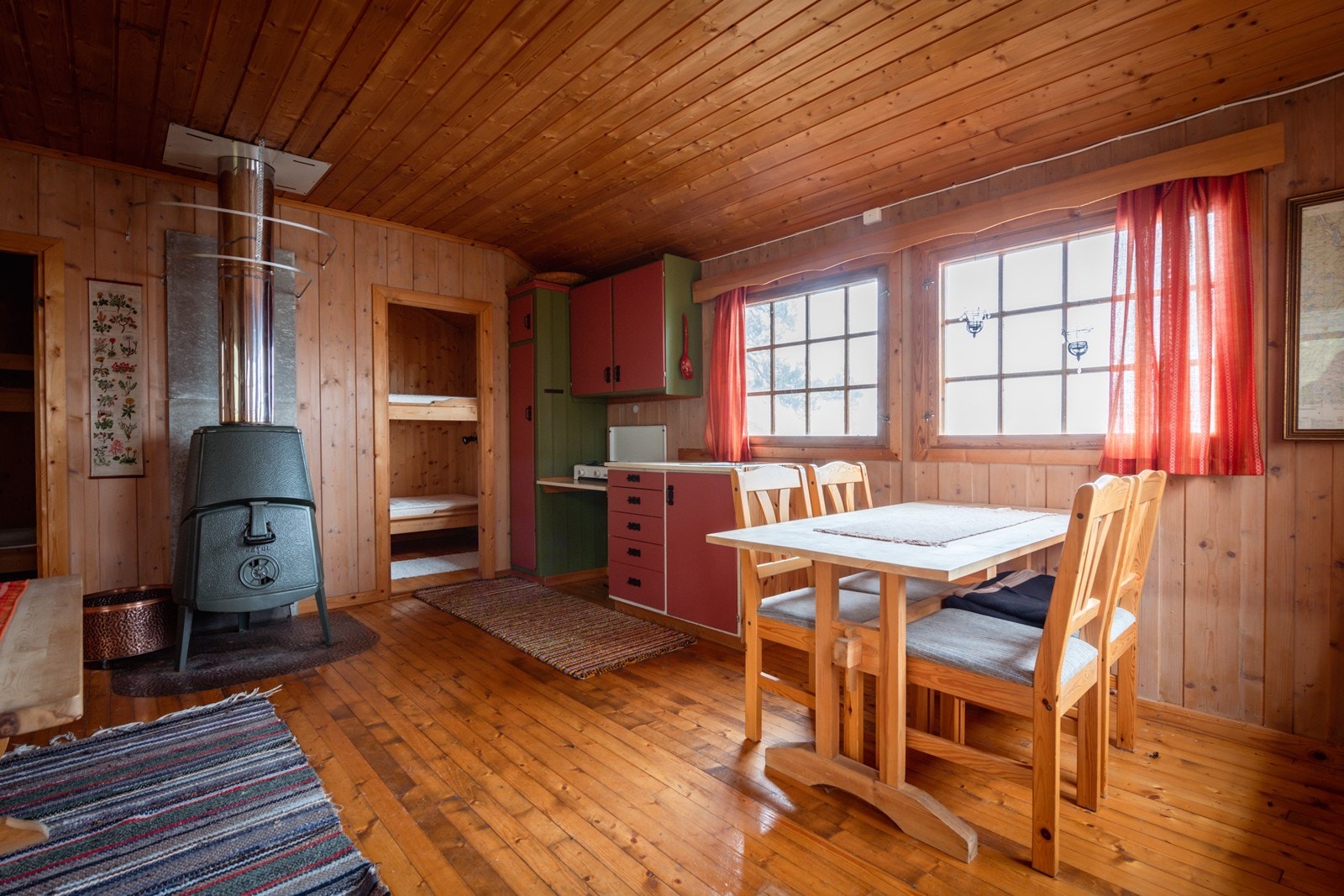 Her har du peis som varmer opp hele hytta Galleribilde