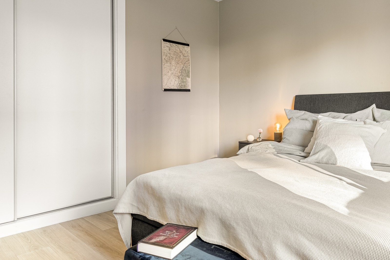 Hovedsoverommet er i likhet med resten av leiligheten malt i lune og moderne farger. Galleribilde