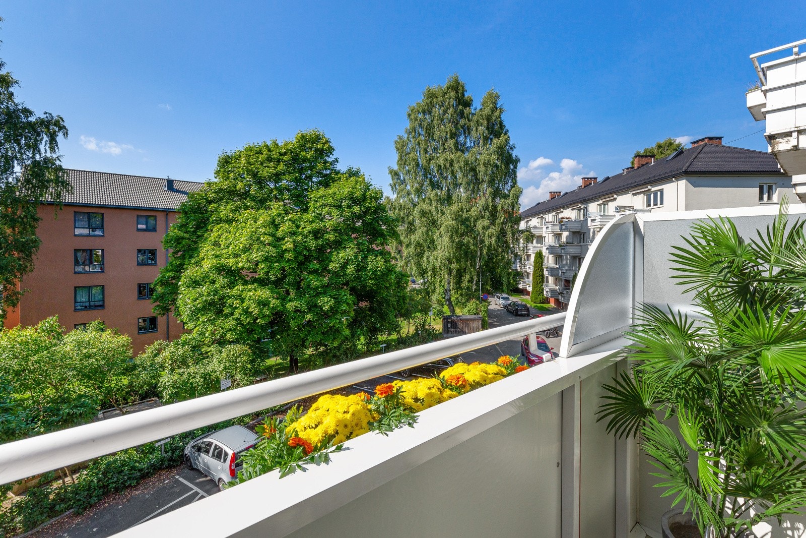 Her kan du nyte late sommerdager! (Sommerbilde fra nabobalkong med samme utsyn). Galleribilde