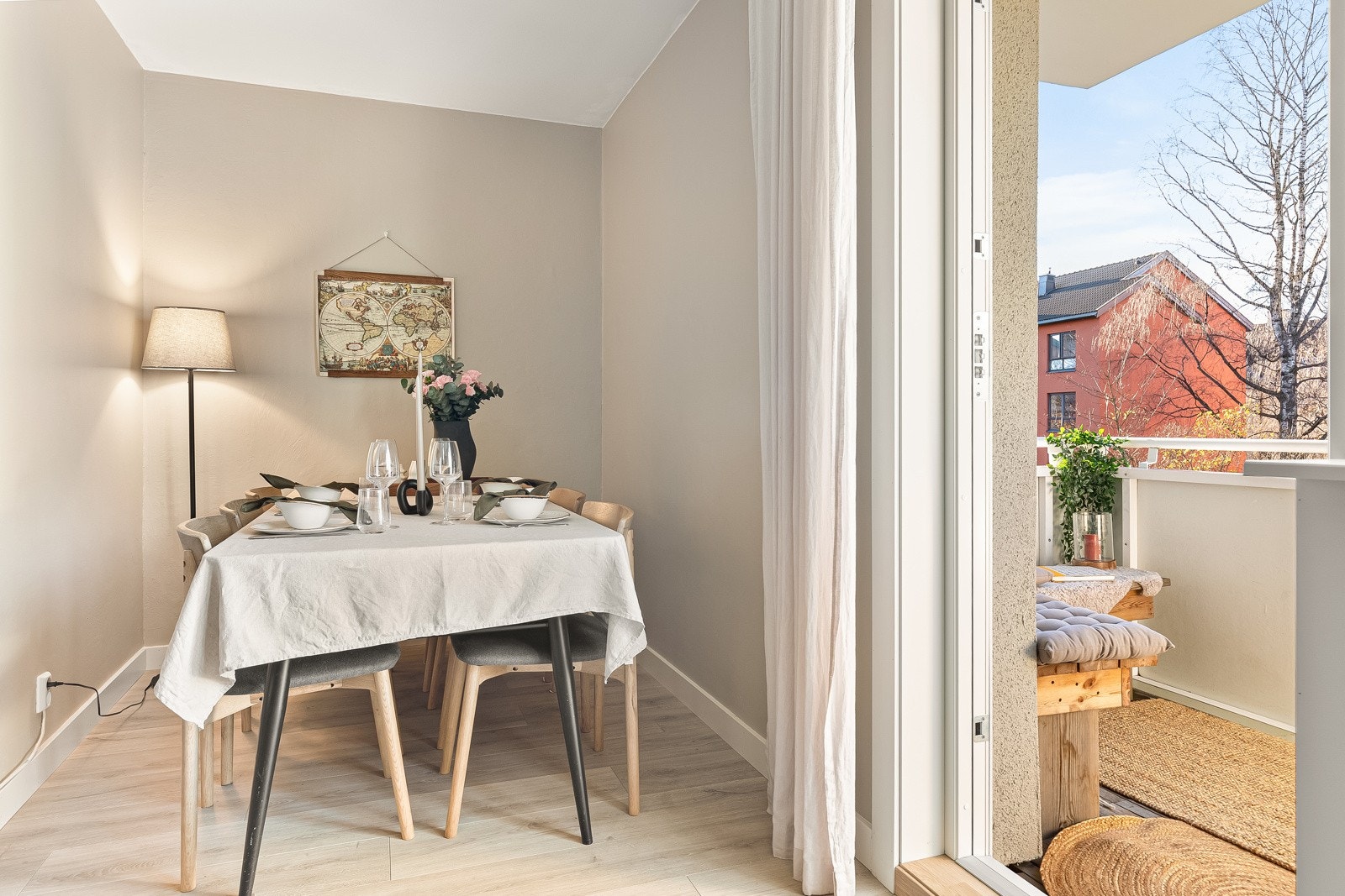 Stuen har en naturlig sone for spisestue. Galleribilde