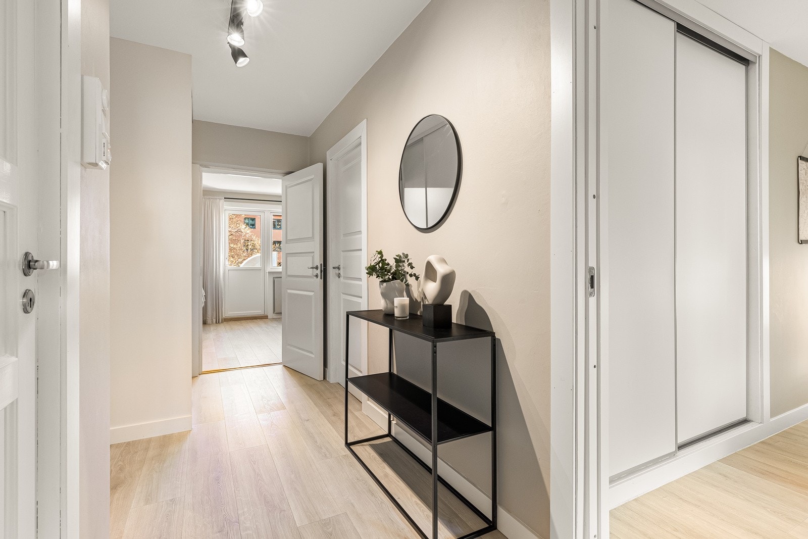 Fin entré/gang med stor skyvedørsgarderobe, samt plass til oppbevaring av sko og yttertøy. Galleribilde