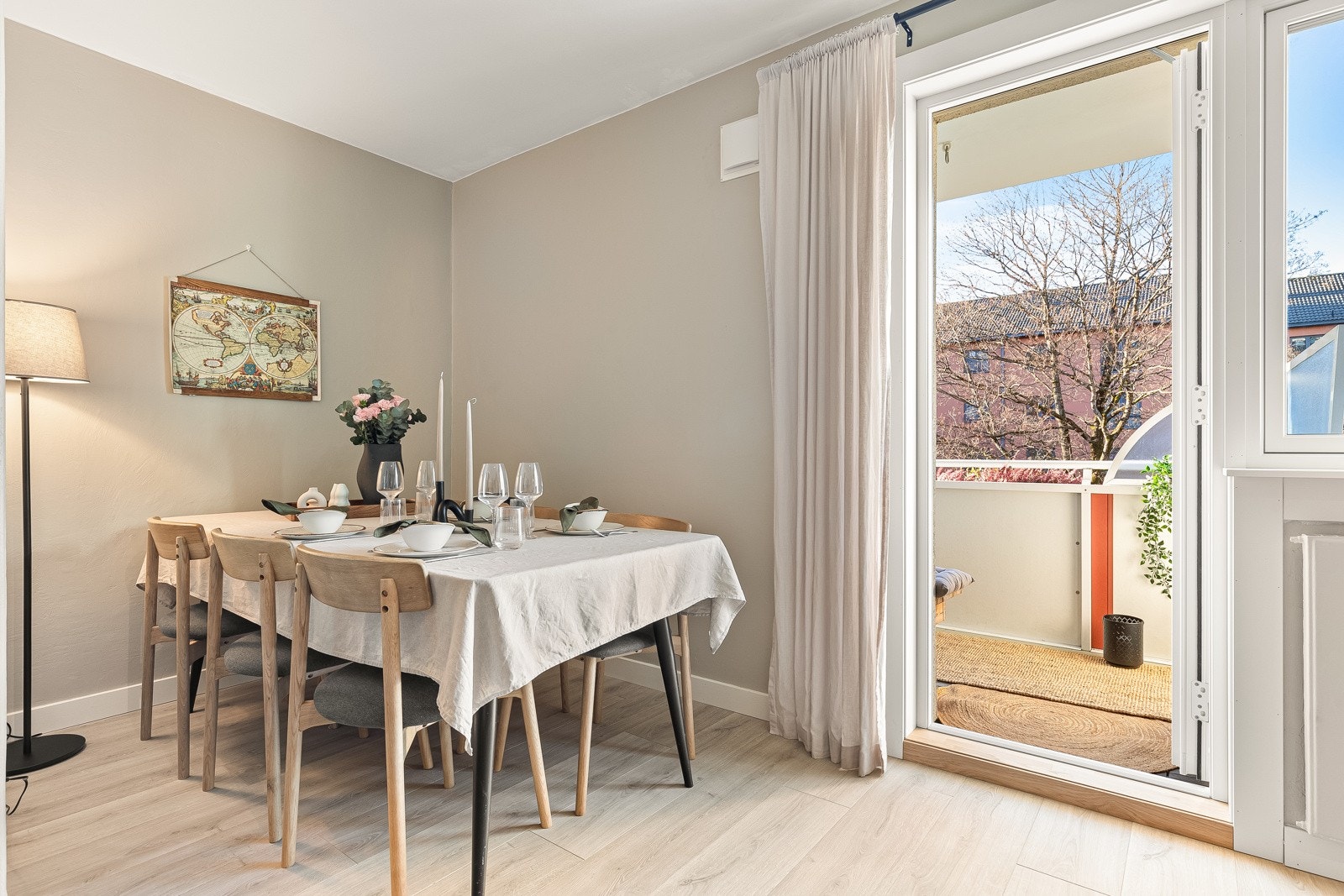 Kort vei fra spisestusonen til den solrike balkongen! Galleribilde