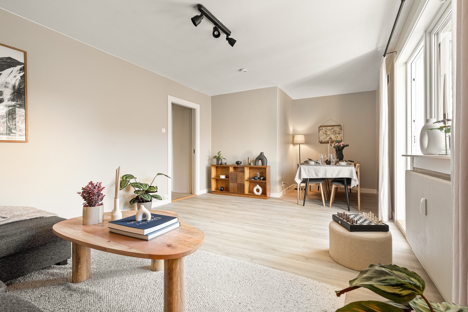 Som endeleilighet fpr du en gjennomgående planløsning i bygget med vinduer mot tre forskjellige himmelretninger som gir rikelig med naturlig lys! Galleribilde