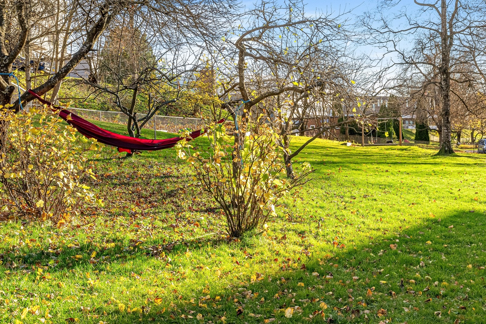 Samtidig bor du tilbaketrukket og skjermet til i rolig sidegate, omringet av store grøntarealer, frodige trær og god avstand til andre boligblokker. Galleribilde