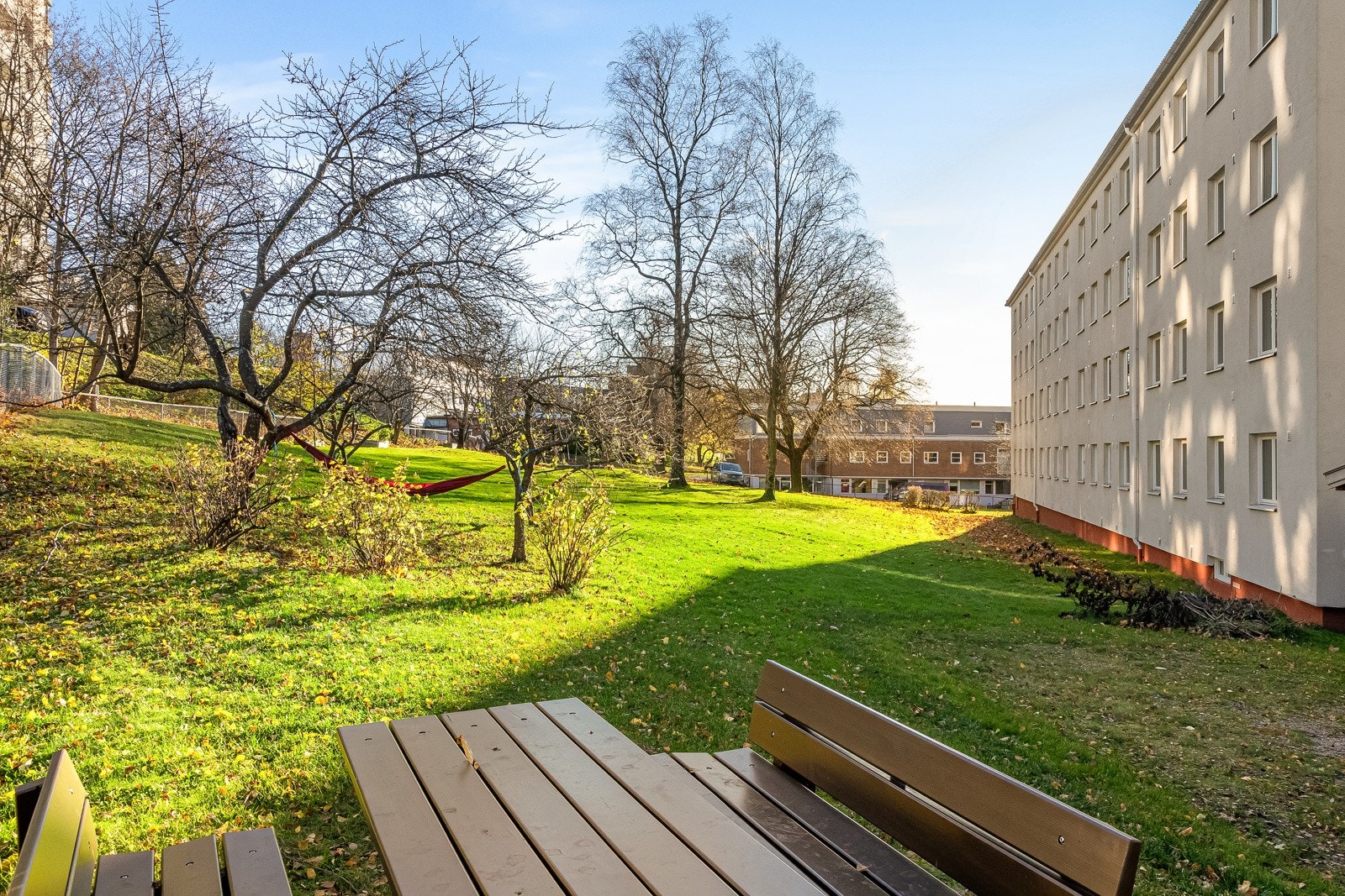 Borettslaget har fantastiske fellesarealer som er parkmessig opparbeidet med store grøntarealer, sittebenker, lekestativ, variert beplantning og store trær. Galleribilde