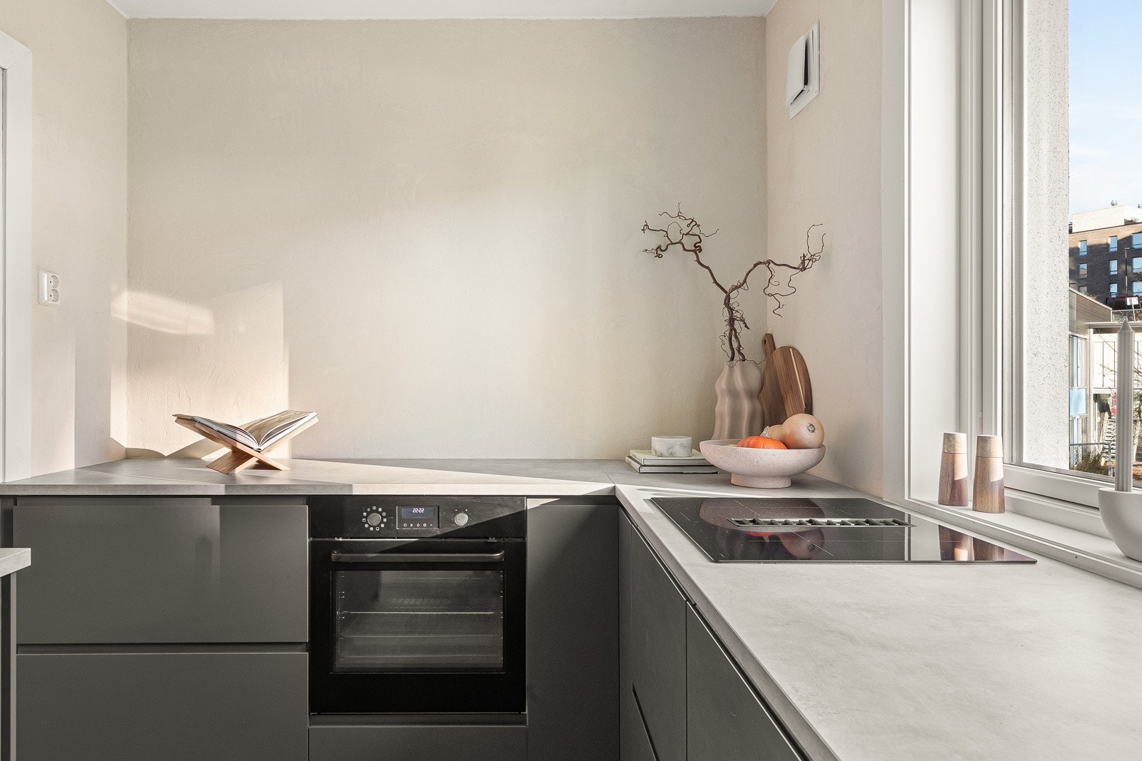 Videre er kjøkkeninnredningen er utstyrt med helintegrerte hvitevarer som oppvaskmaskin, stekeovn, induksjonsplatetopp med integrert ventilator og kjøle-/fryseskap. Galleribilde