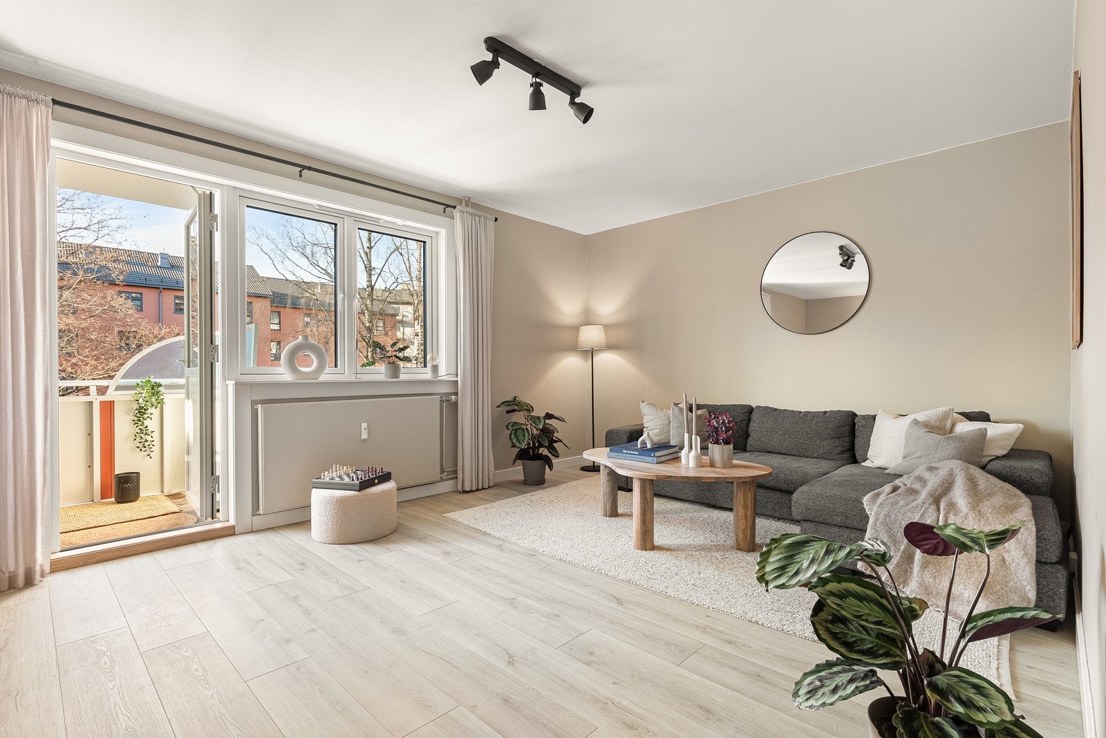 Leilighetens overflater og kjøkken ble pusset opp i 2023, baderom ble pusset opp i regi av borettslaget i 2016 og leiligheten fikk nye vinduer i 2023. Galleribilde