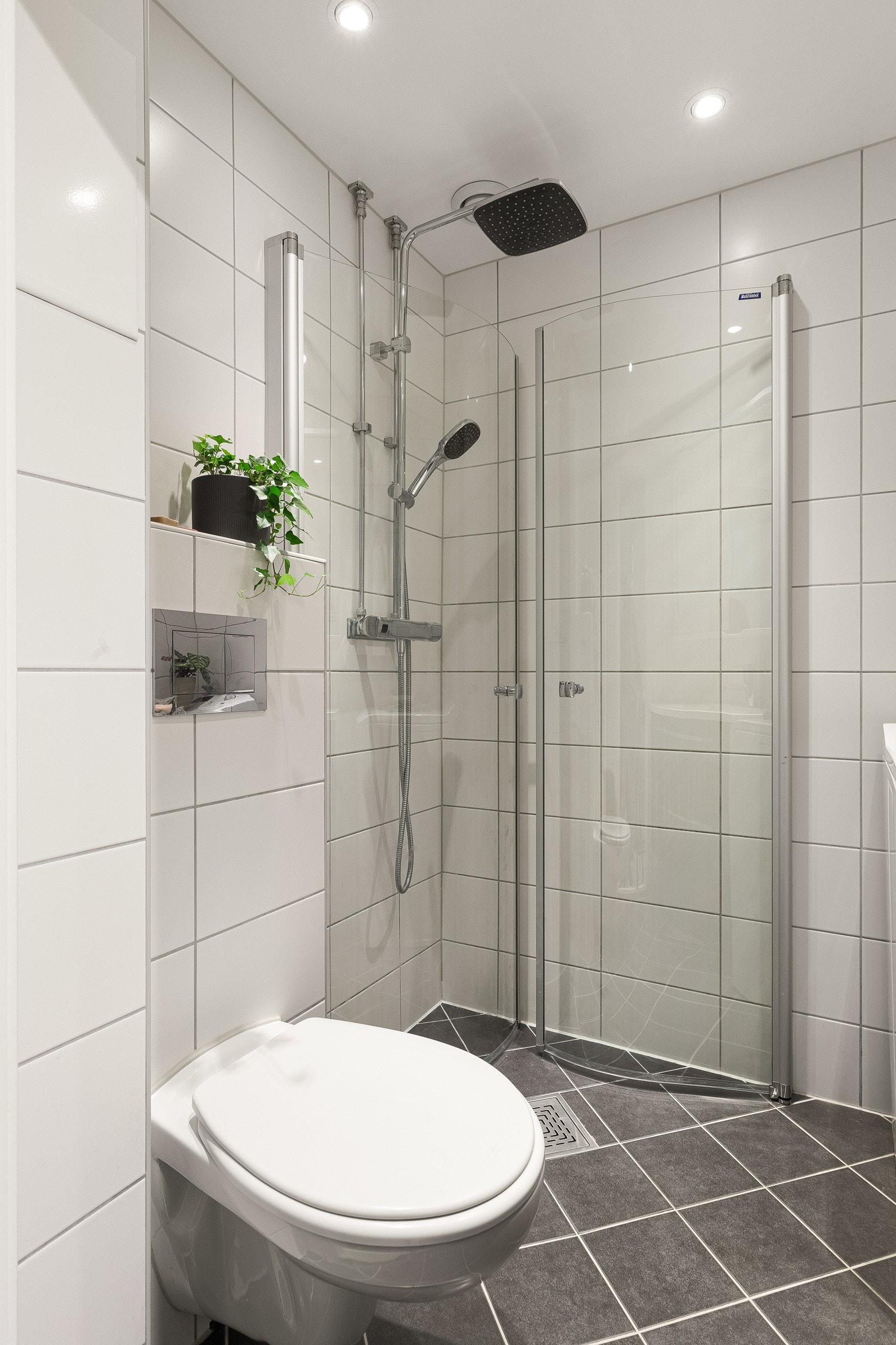 Badet ble under oppussingen i 2016 oppgradert med flere tilvalg som regnfallsdusj, hånddusj og speilskap med integrert ledbelysning. Galleribilde